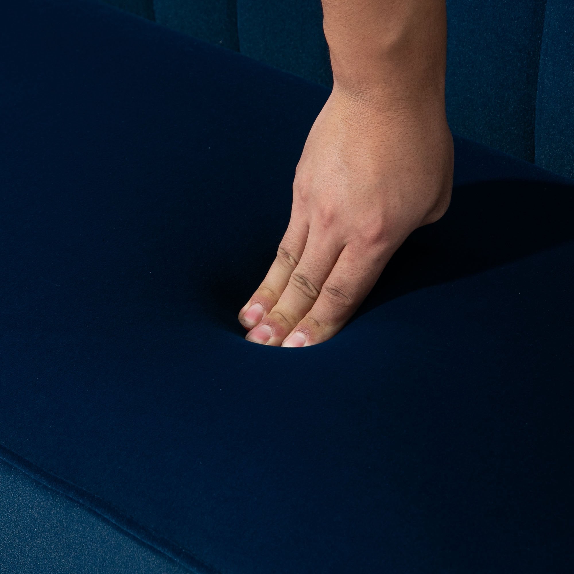 2-sitssoffa, blå, träben, 117 x 56,5 x 77 cm