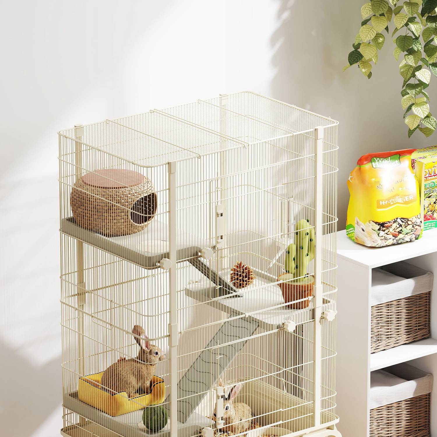 Beige bur för smådjur med tillbehör och utdragbar bricka