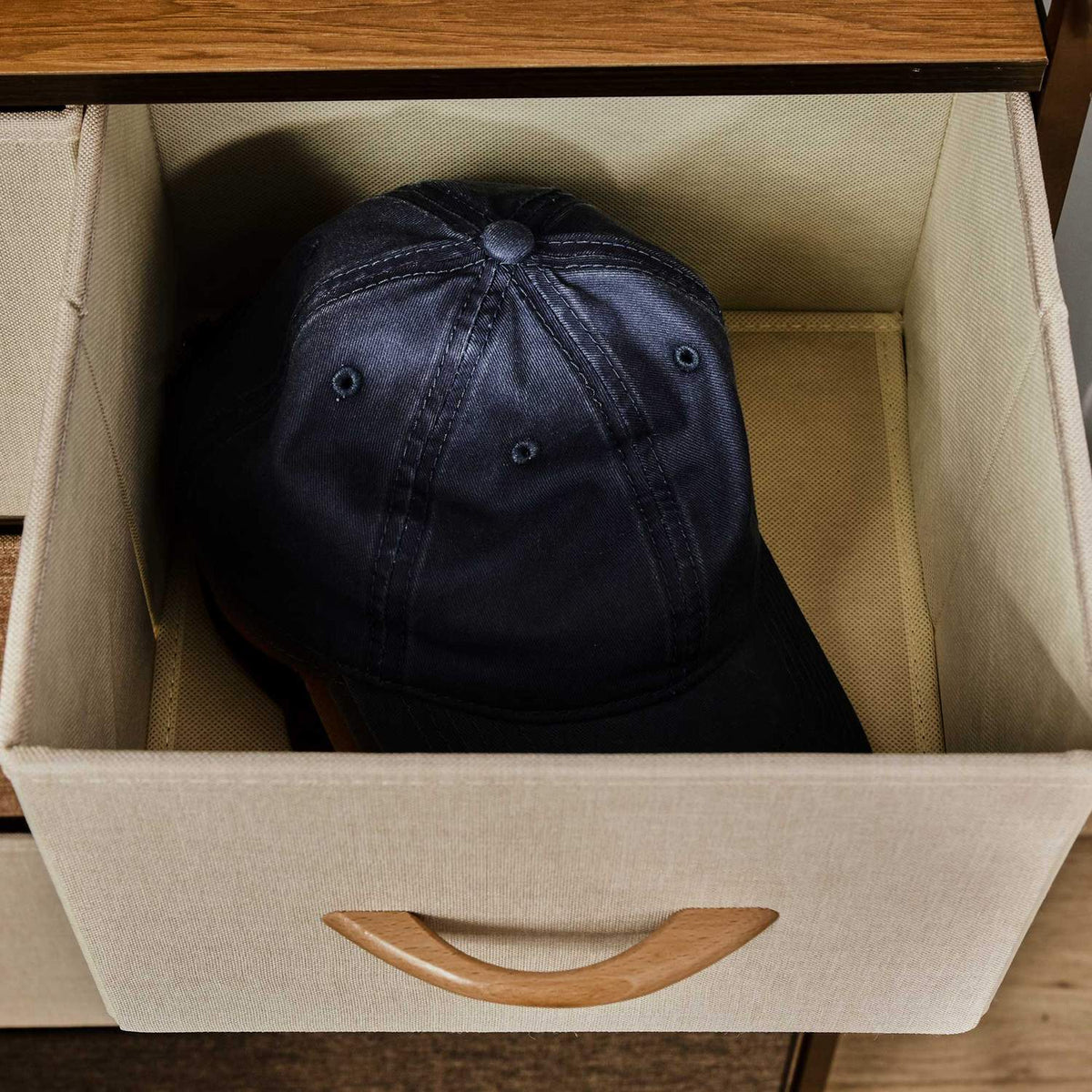 Hnědá úložná skříň s 5 skládacími látkovými boxy