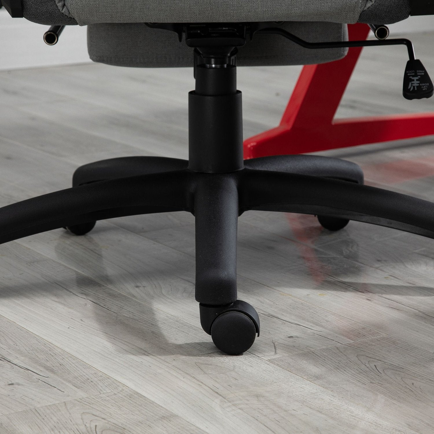 Ergonomisk grå kontorsstol med huvud- och ländkuddar