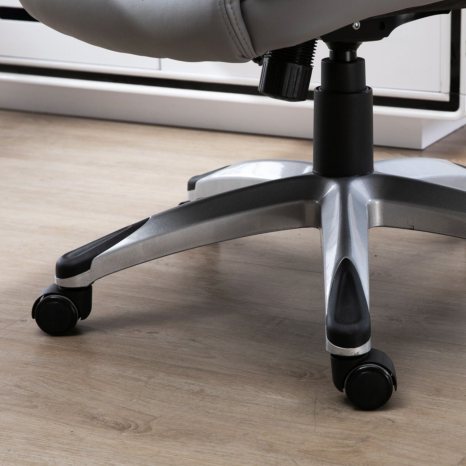 Ergonomisk kontorsstol i konstläder – justerbar, vridbar, med nackstöd