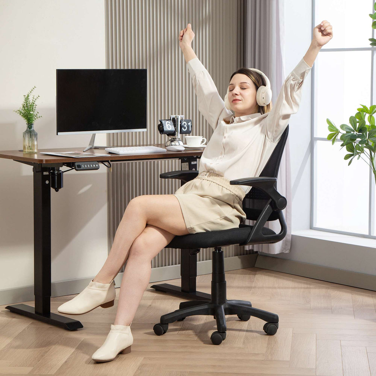 Ergonomická kancelářská židle ze síťoviny se sklopnými područkami, černá