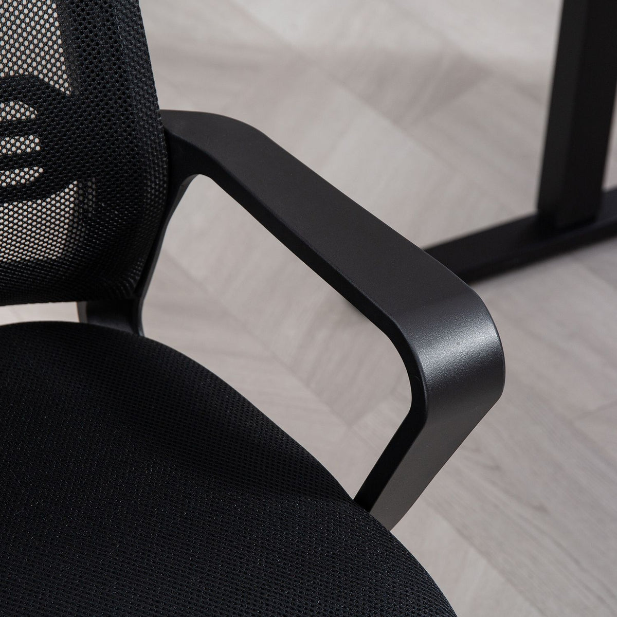 Ergonomická síťovaná židle, pěnová, s kovovými nohami, černá