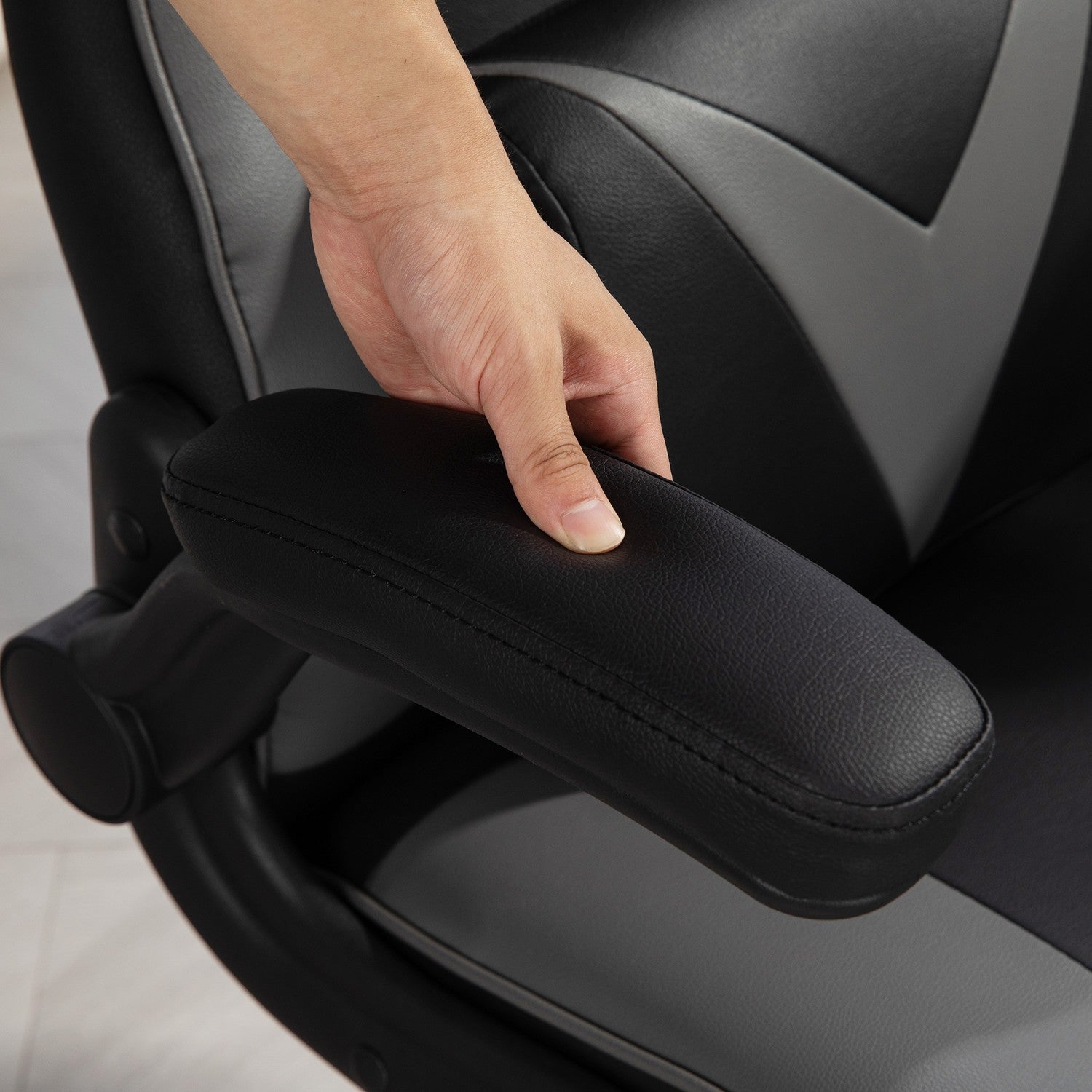 Ergonomické herní křeslo s houpacím mechanismem a bederním polštářem, černé/šedé