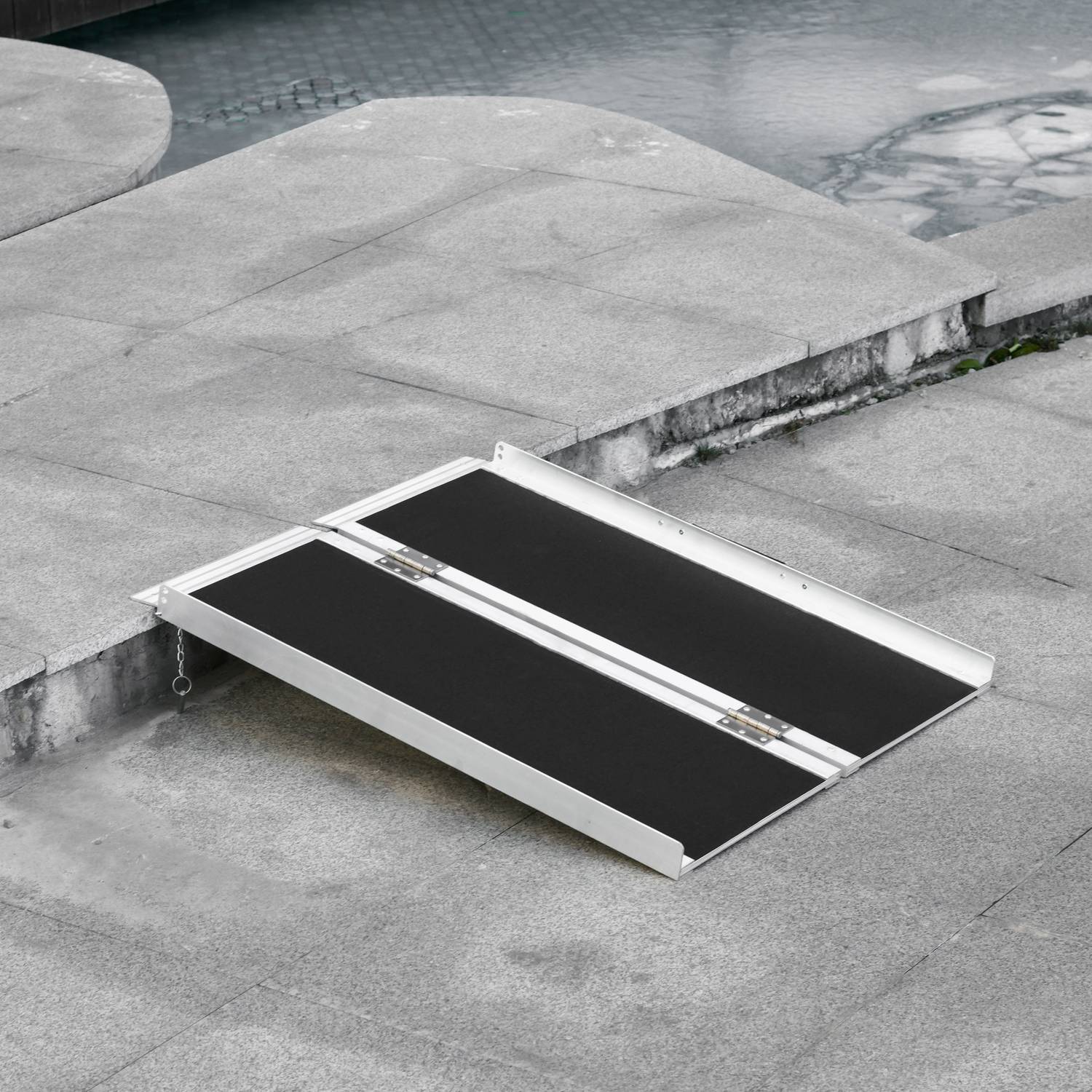 Fällbar rullstolsramp, kapacitet 270 kg, 93x73 cm