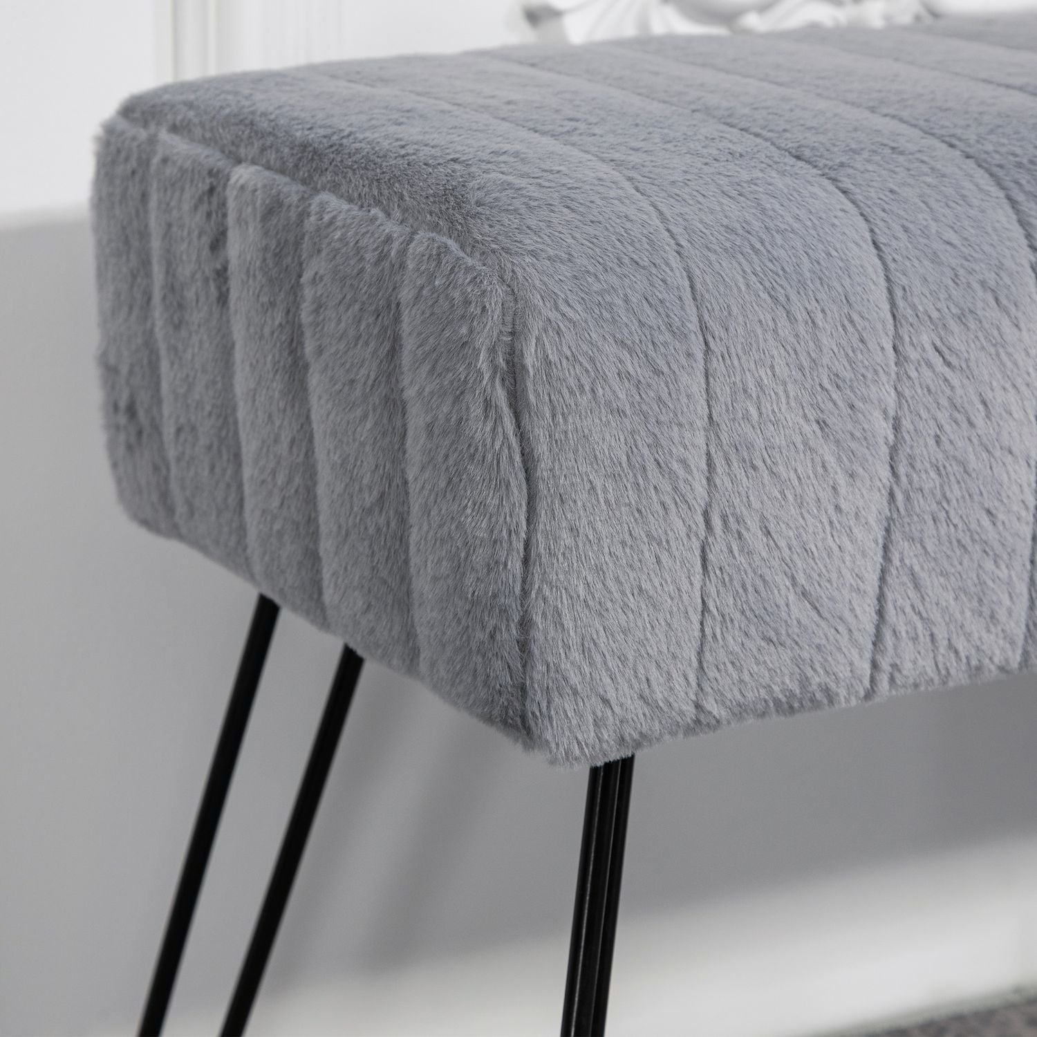 Lavička s šedým čalouněním z umělé kožešiny a kovovými nohami – 82 x 30 x 47 cm