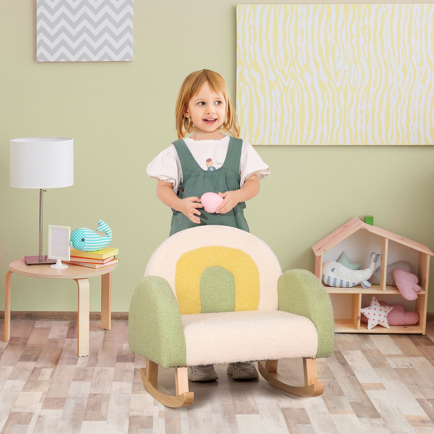 Grön lammskinnsgungsoffa för barn – Eucalyptus Wood, ålder 3+