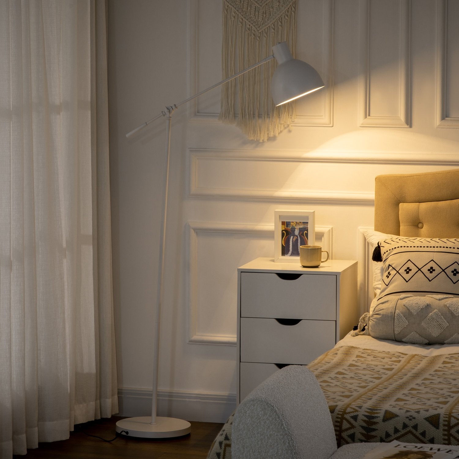 Výškově nastavitelná bílá oblouková stojací lampa na čtení, patice E27