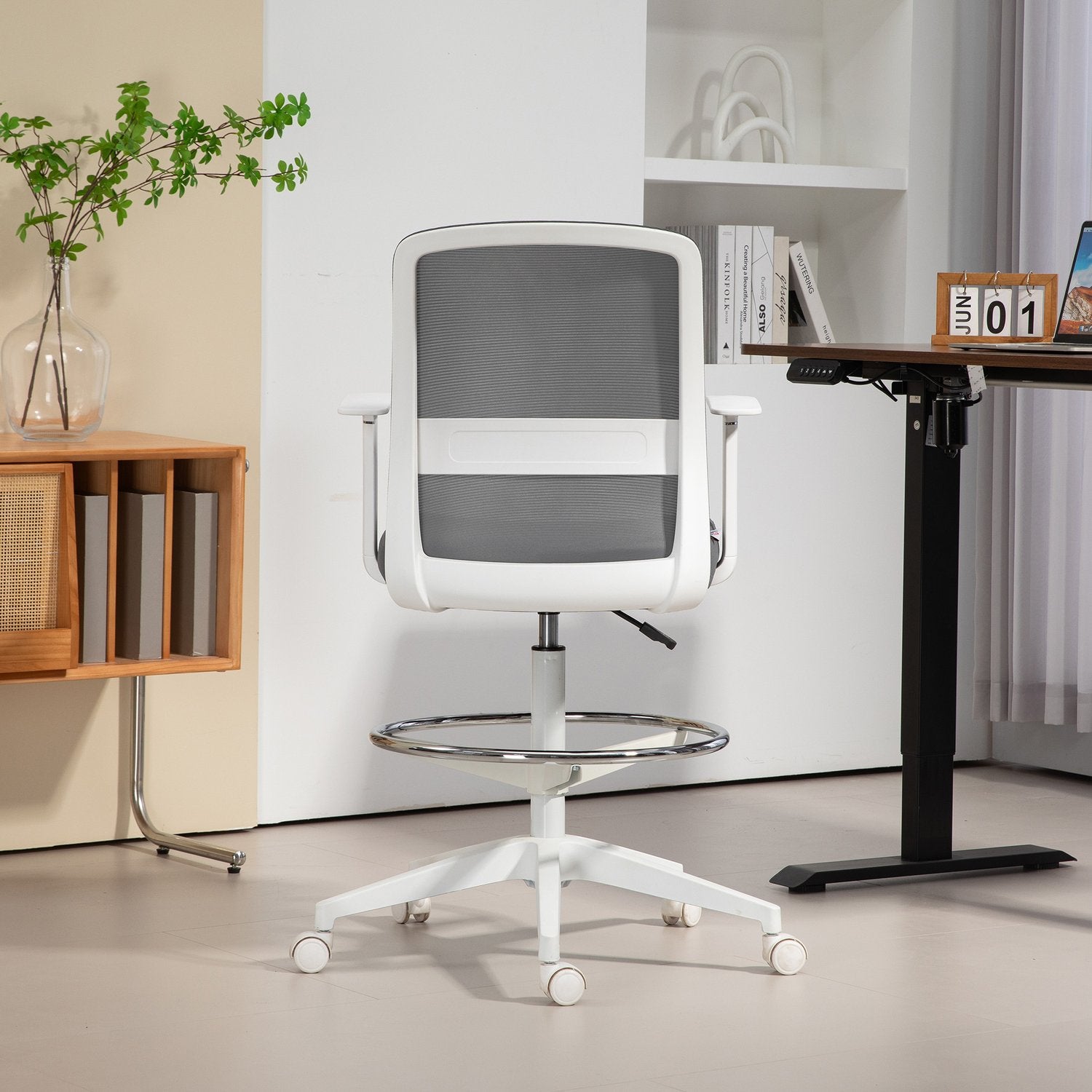 Justerbar kontorsstol i ergonomisk mesh med fotstöd