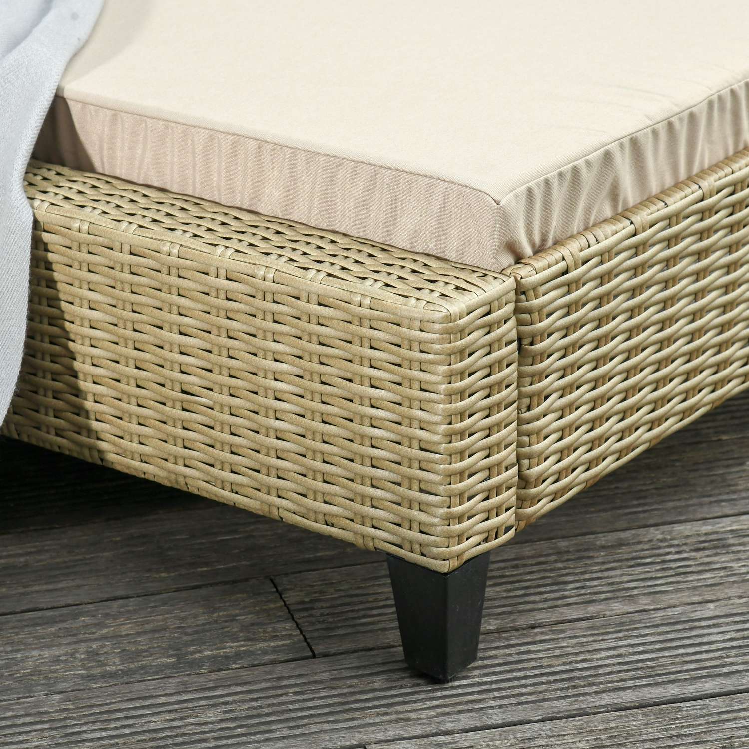 Justerbar solstol i polyrattan med kuddar – Khaki