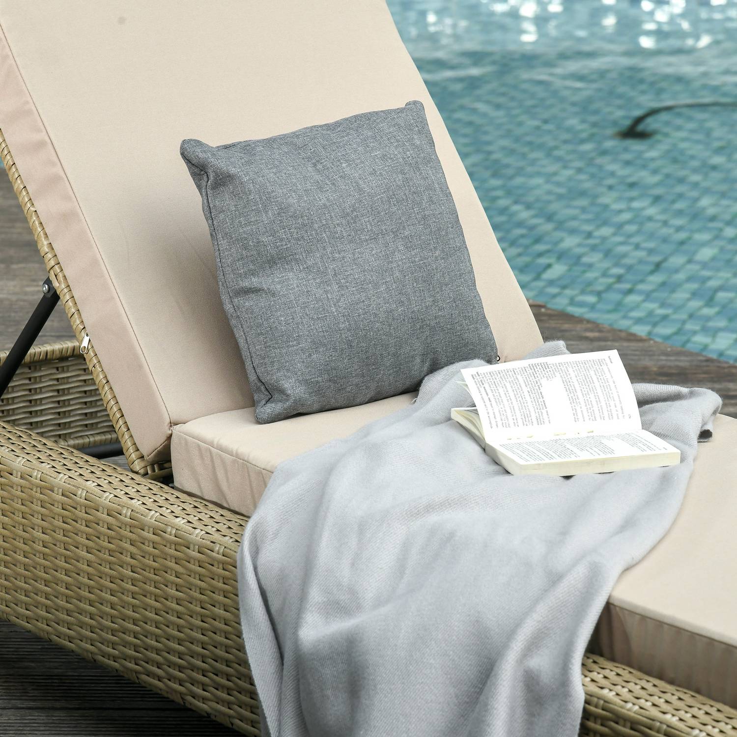 Justerbar solstol i polyrattan med kuddar – Khaki