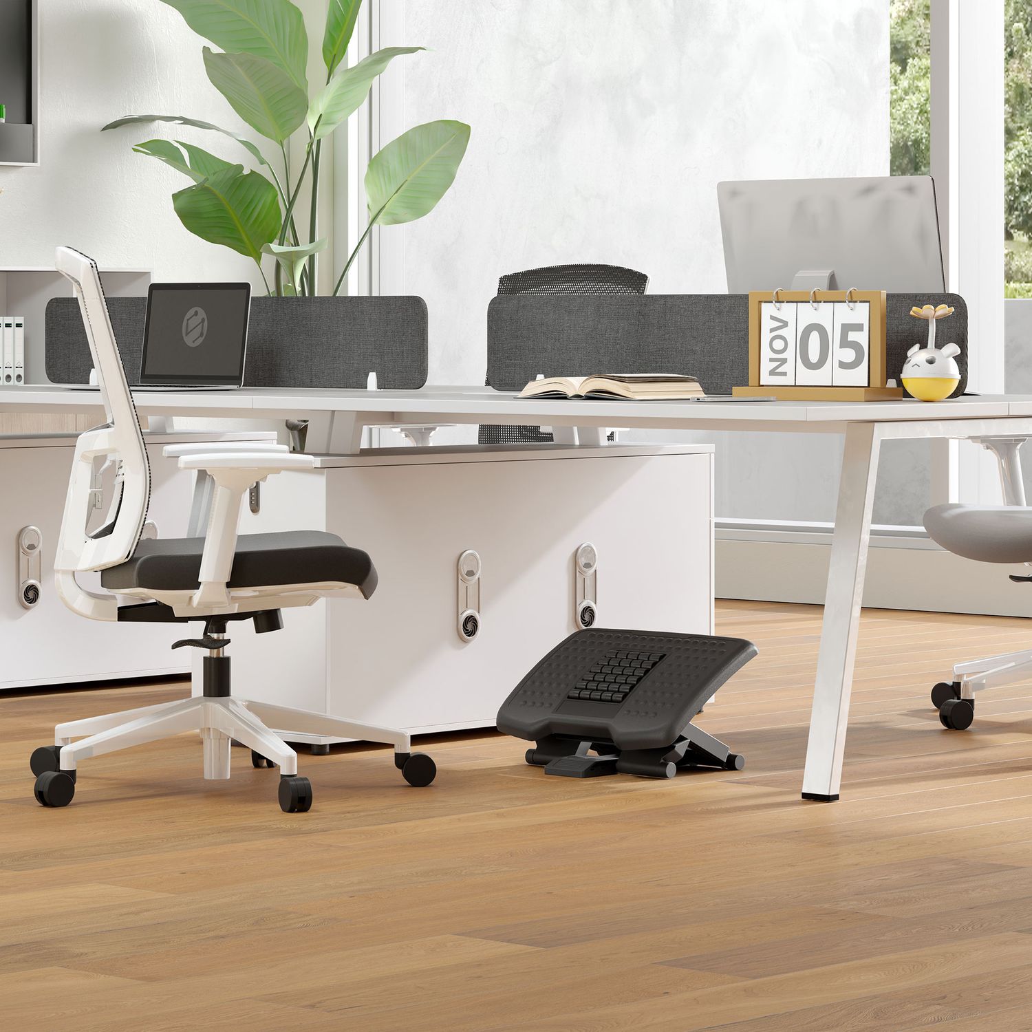 Justerbart halkfritt ergonomiskt fotstöd för hemmakontoret
