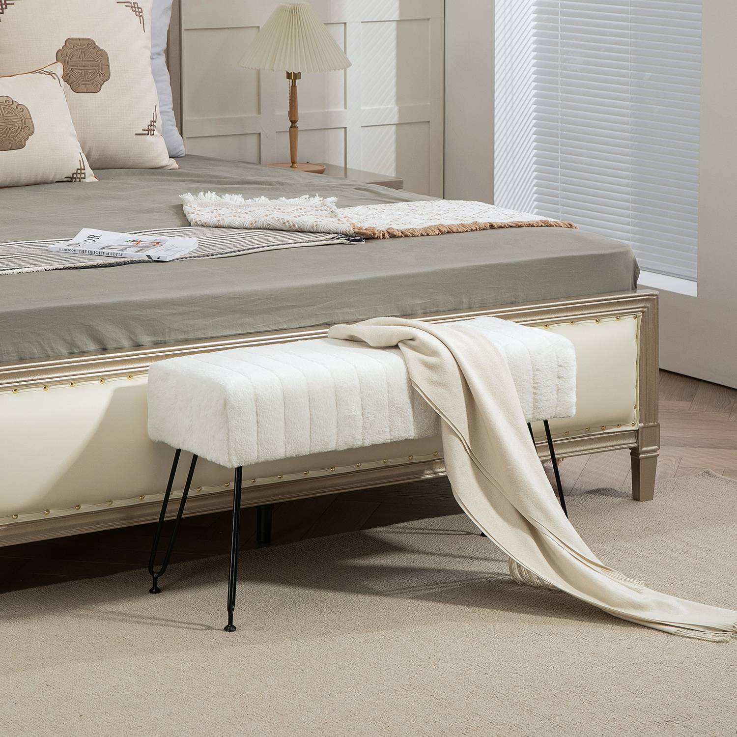 Čalouněná krémová lavice s kovovými nohami, vzhled umělé kožešiny