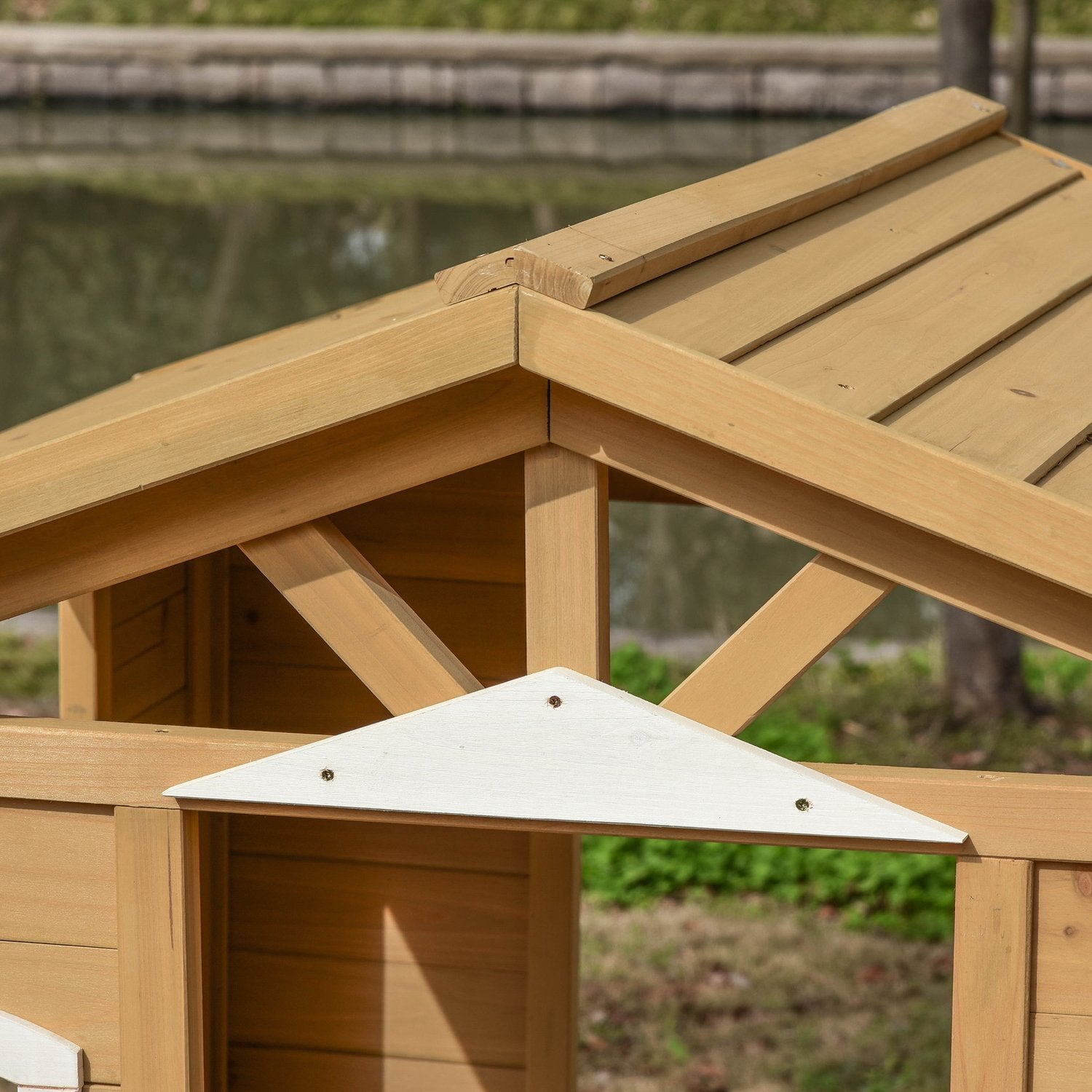 Lekstuga i trä Utomhuslekstuga med dörr, fönster och plantering brevlådebänk för barn 3-6 år