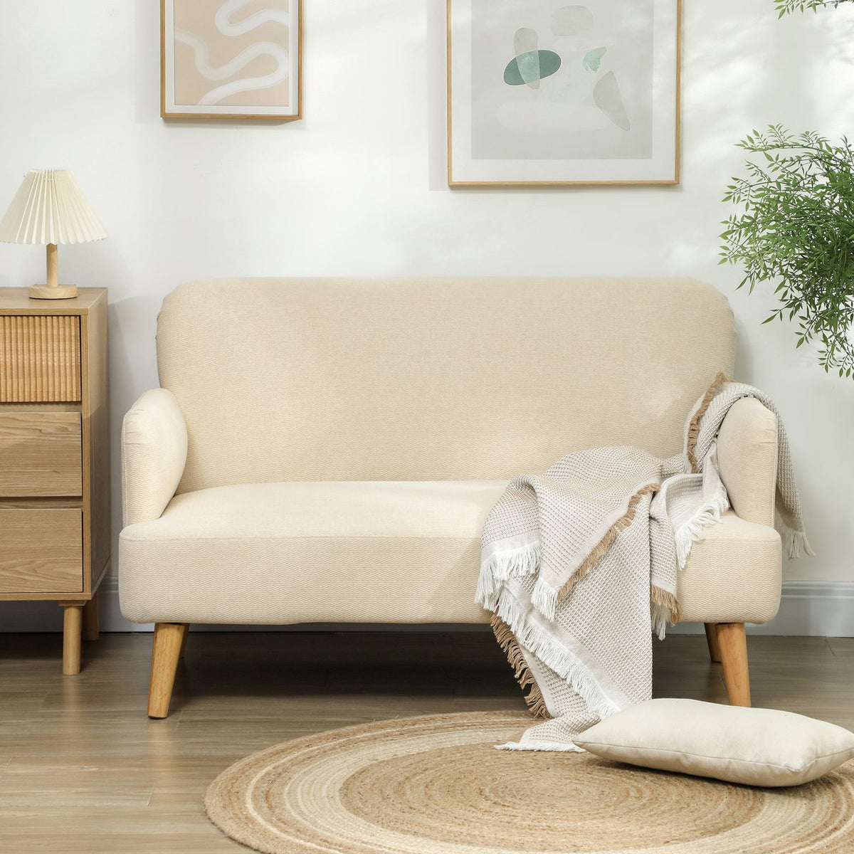 Malá sametová pohovka, dřevěné nohy, krémová, dvoumístná do obývacího pokoje