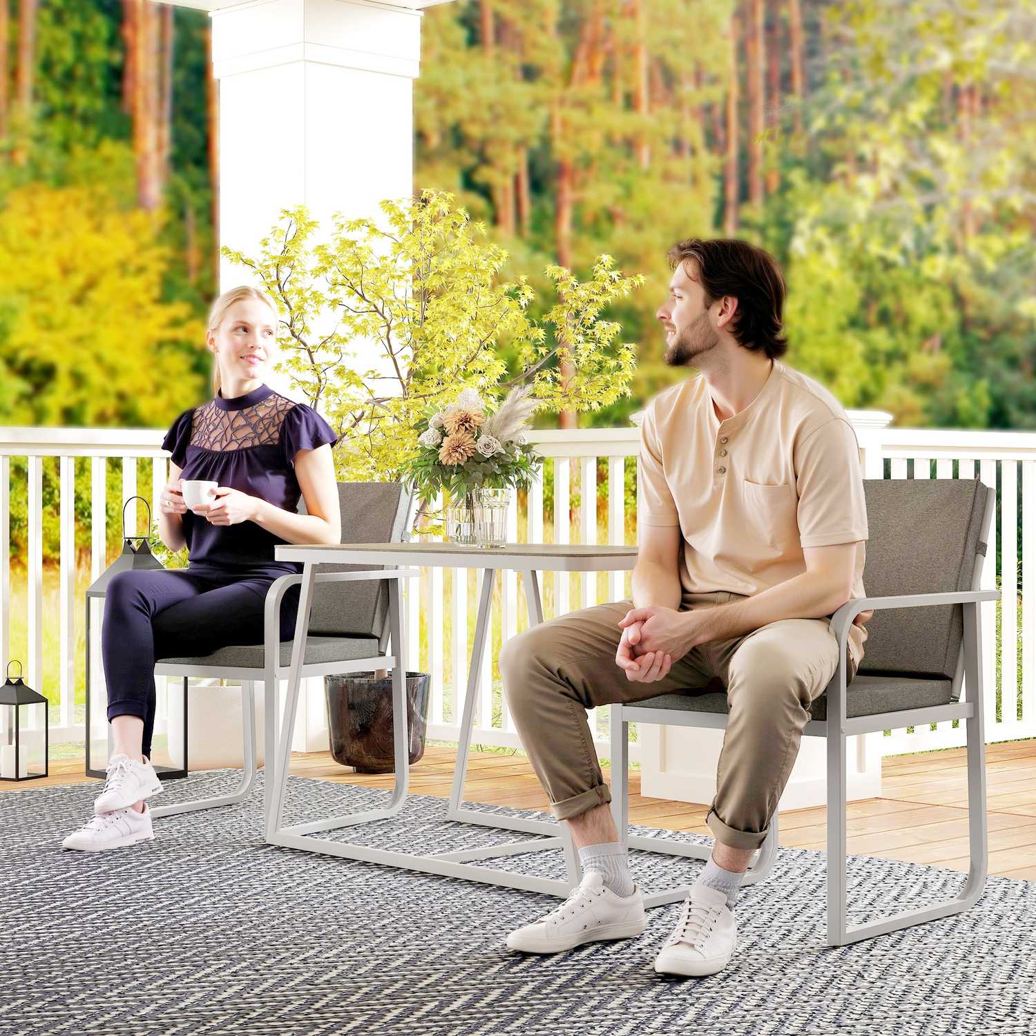 Světle šedá třídílná jídelní souprava – stůl a židle pro 2 osoby