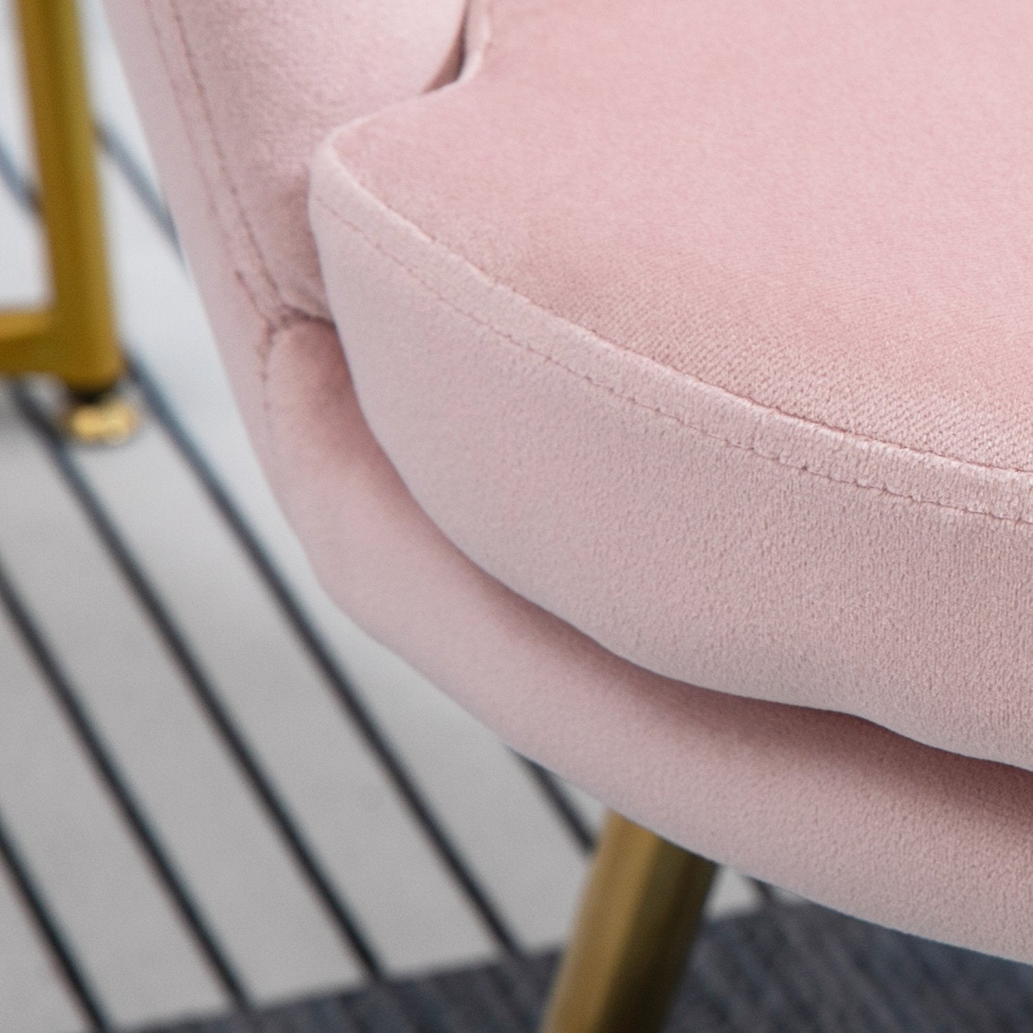 Růžové sametové lounge křeslo, design Lotus, kovová základna