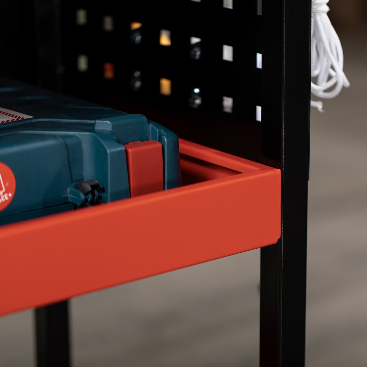 Röd garagehylla – 100 kg lastkapacitet