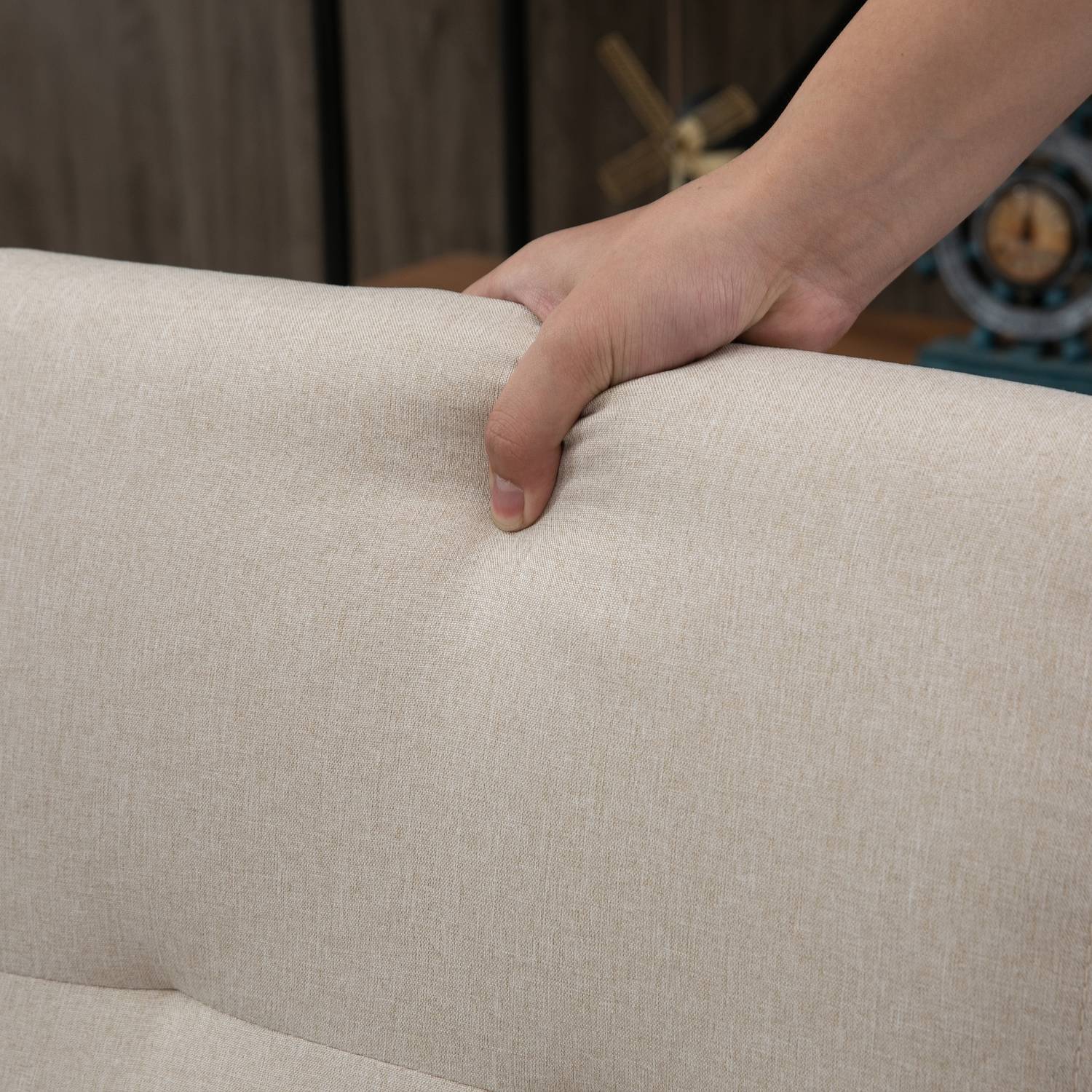 Set med 2 beige matstolar, vadderad sits, linneblandning