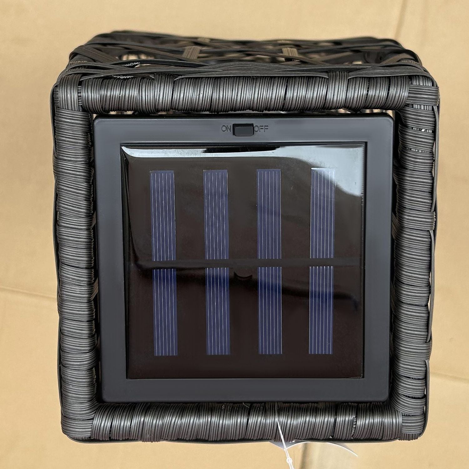 Solární LED zahradní lampa z polyratanu se světelným senzorem, šedá