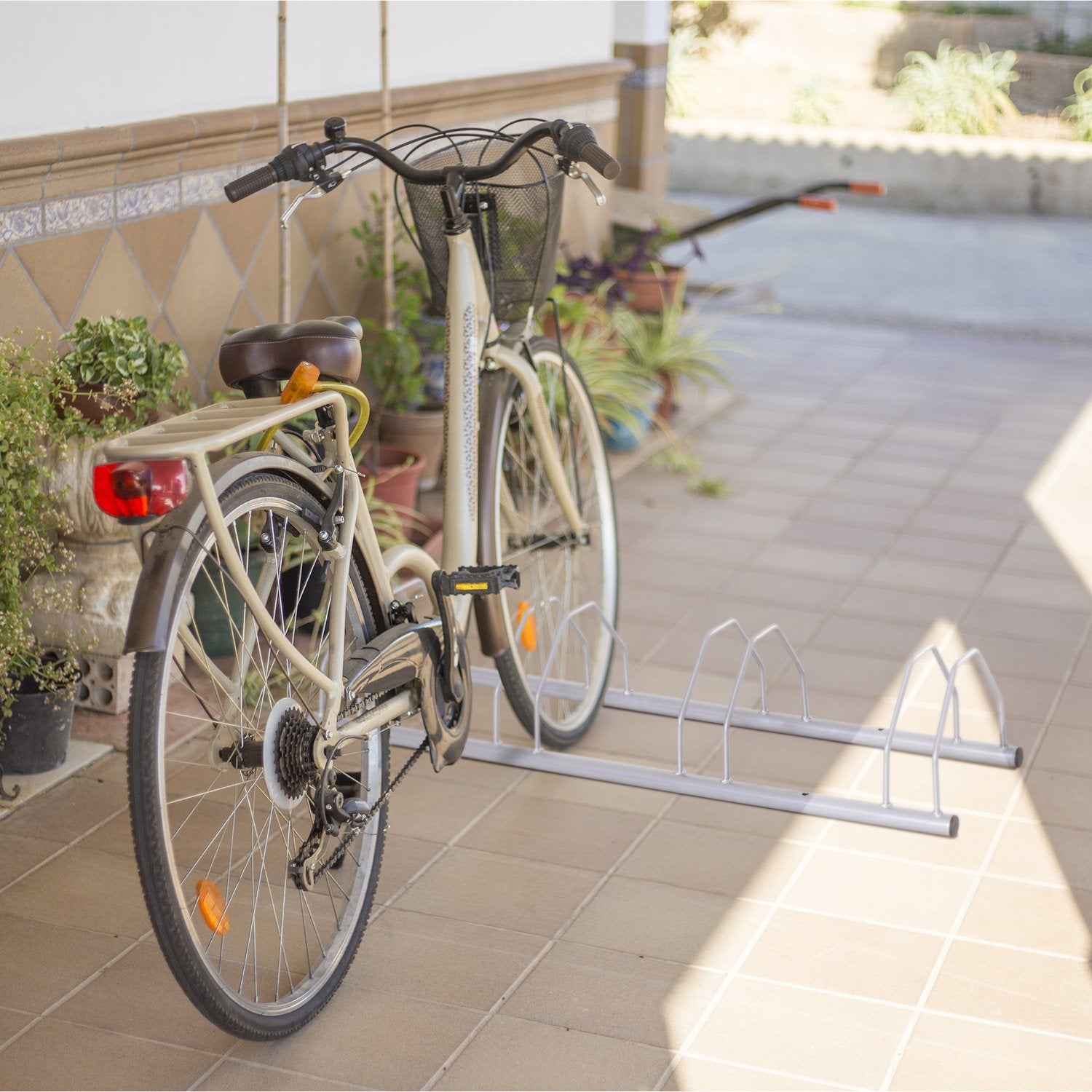 Stålställ för 4 cyklar, golv- och väggfäste, silverfinish