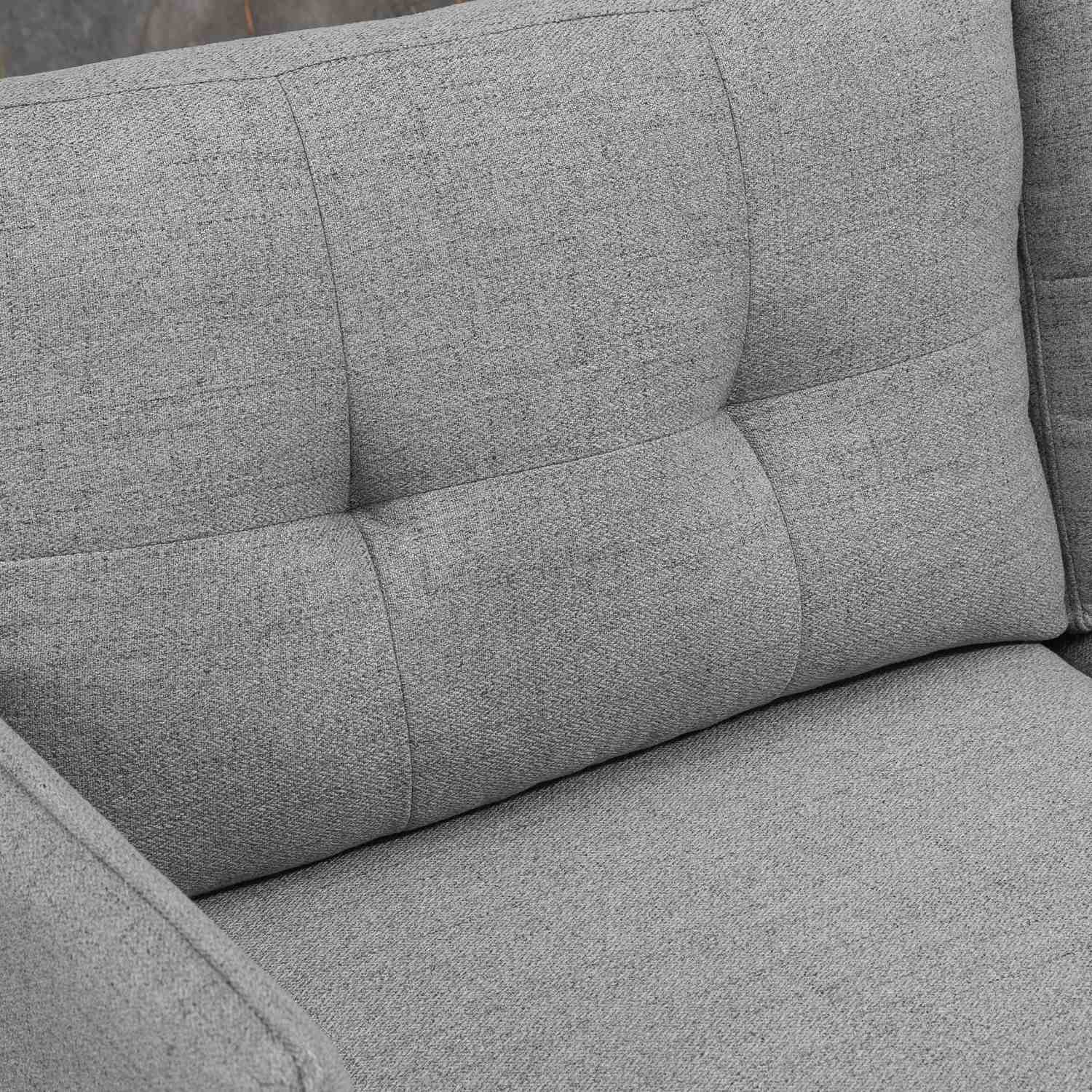 Tvåsits grå soffa med kuddar, linnelook