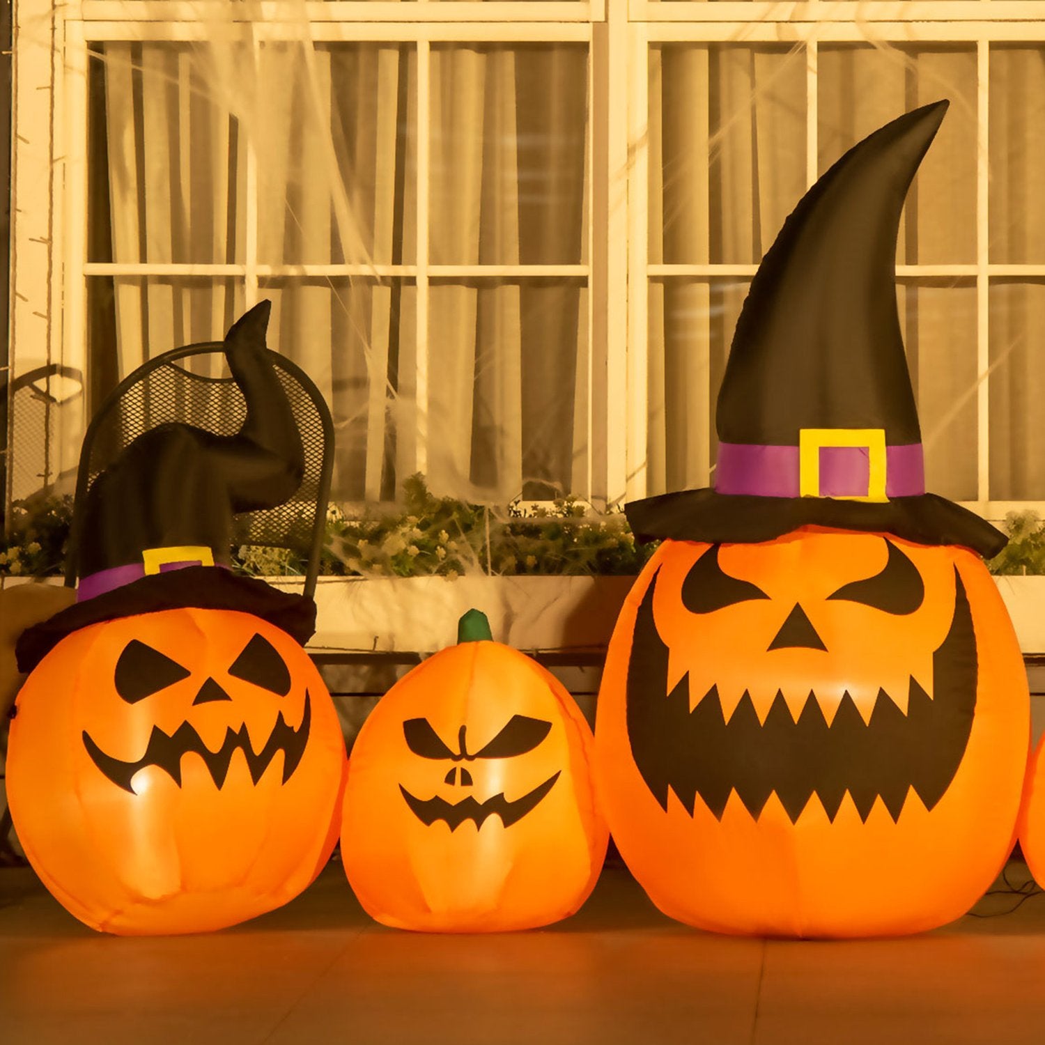 Uppblåsbar Halloween-pumpa med häxhatt och LED-lampor