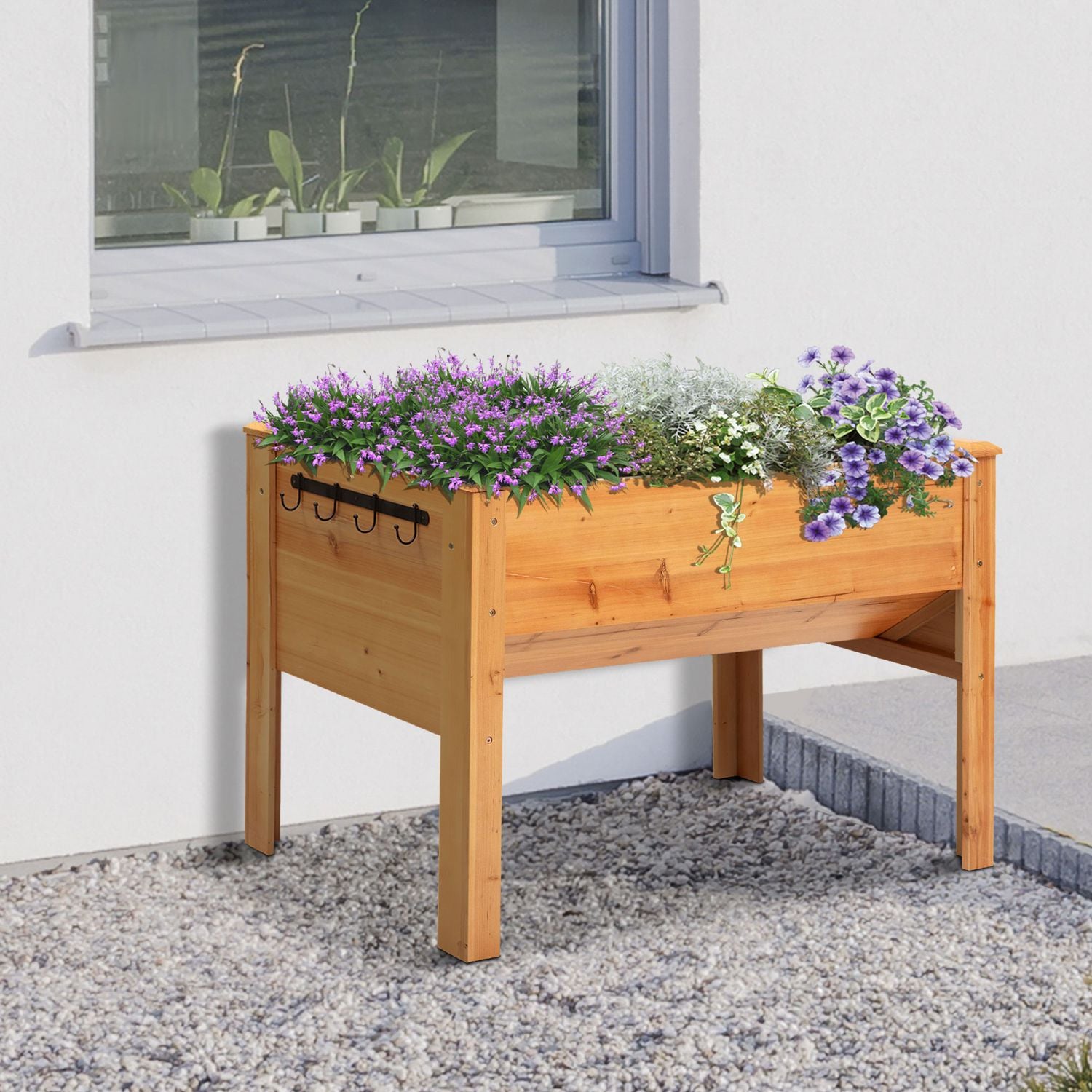 Upphöjd träbädd för örter och blommor, med dränering och krokar