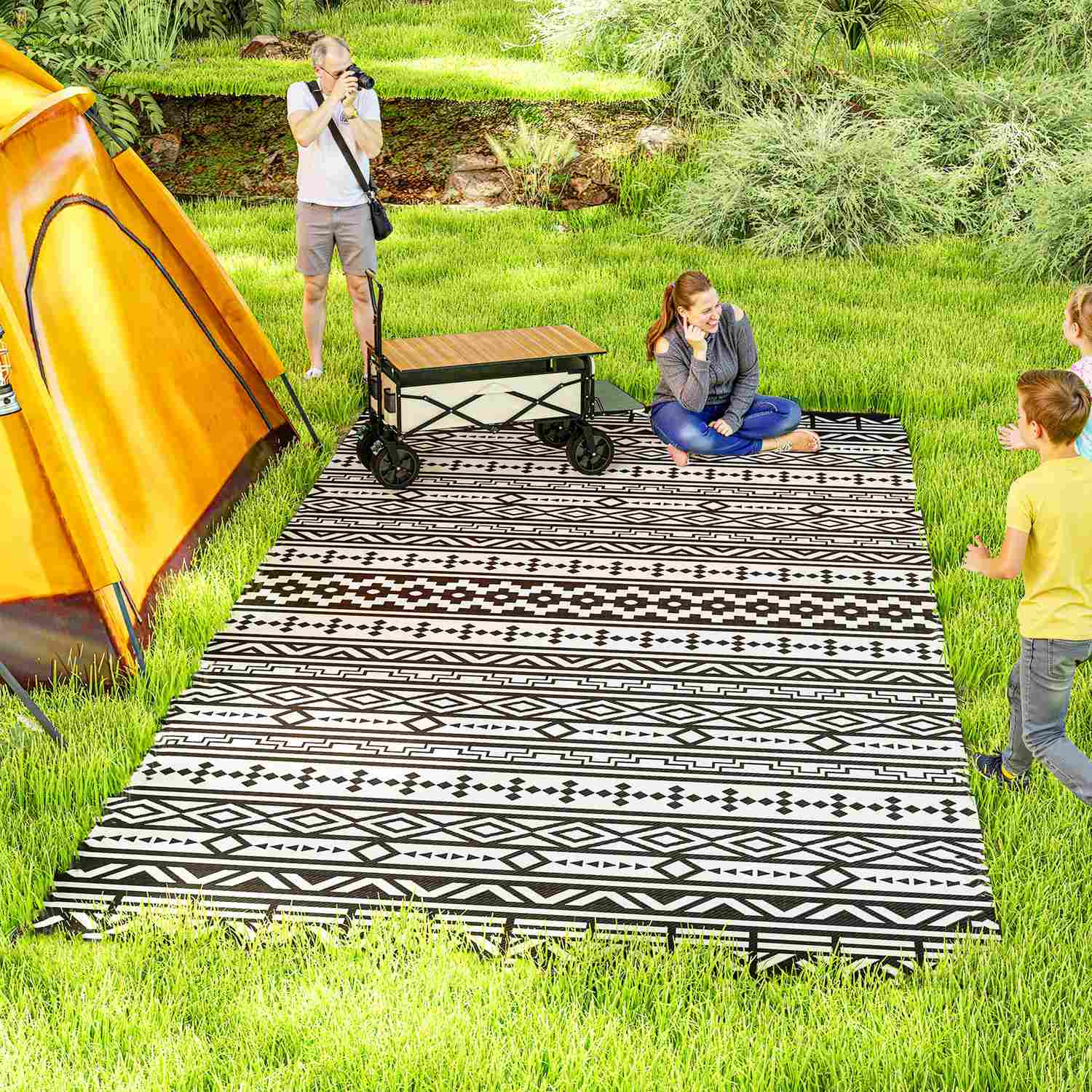 Venkovní koberec odolný vůči povětrnostním vlivům – skládací, černobílý, 548x274 cm