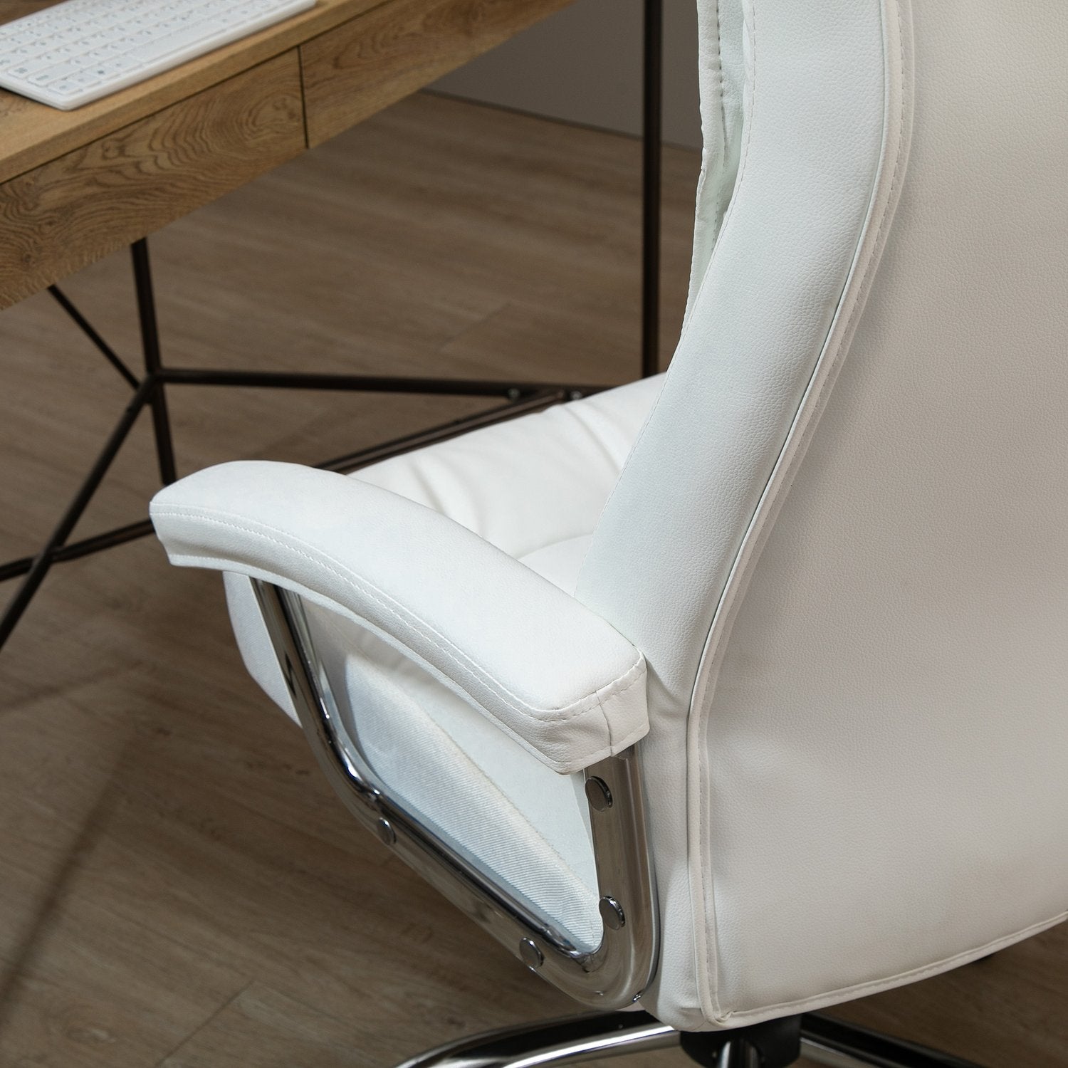 Vit ergonomisk kontorsstol – justerbar höjd, vridbar, vipp