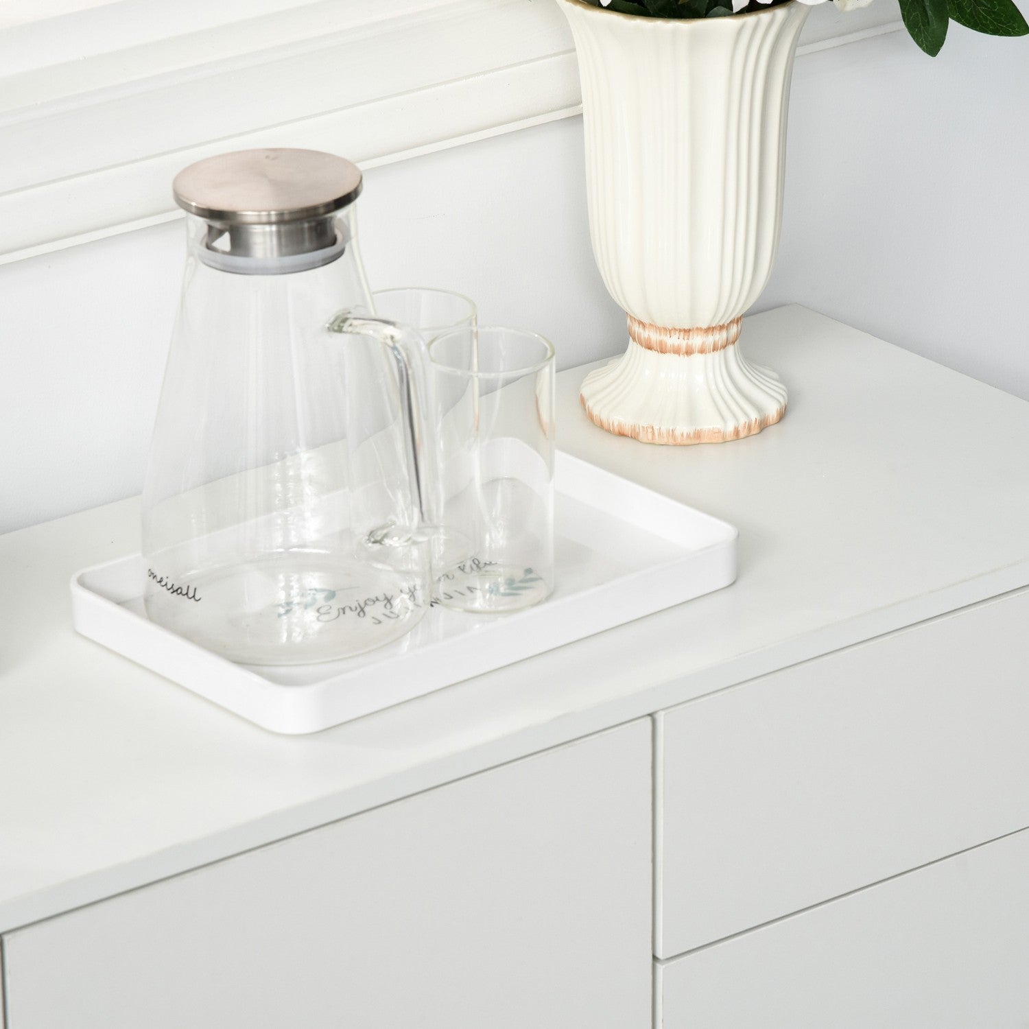 Bílá komoda typu sideboard se 2 zásuvkami a 3 dvířky