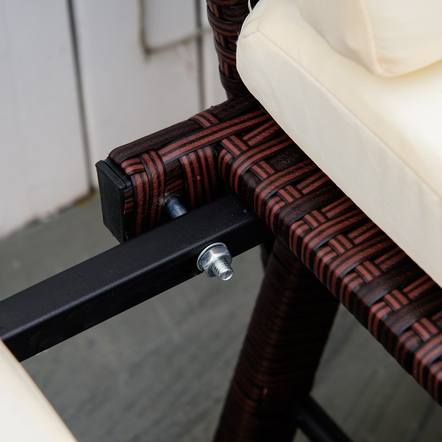 2-sits polyrattan trädgårdssoffa med fällbara armstöd