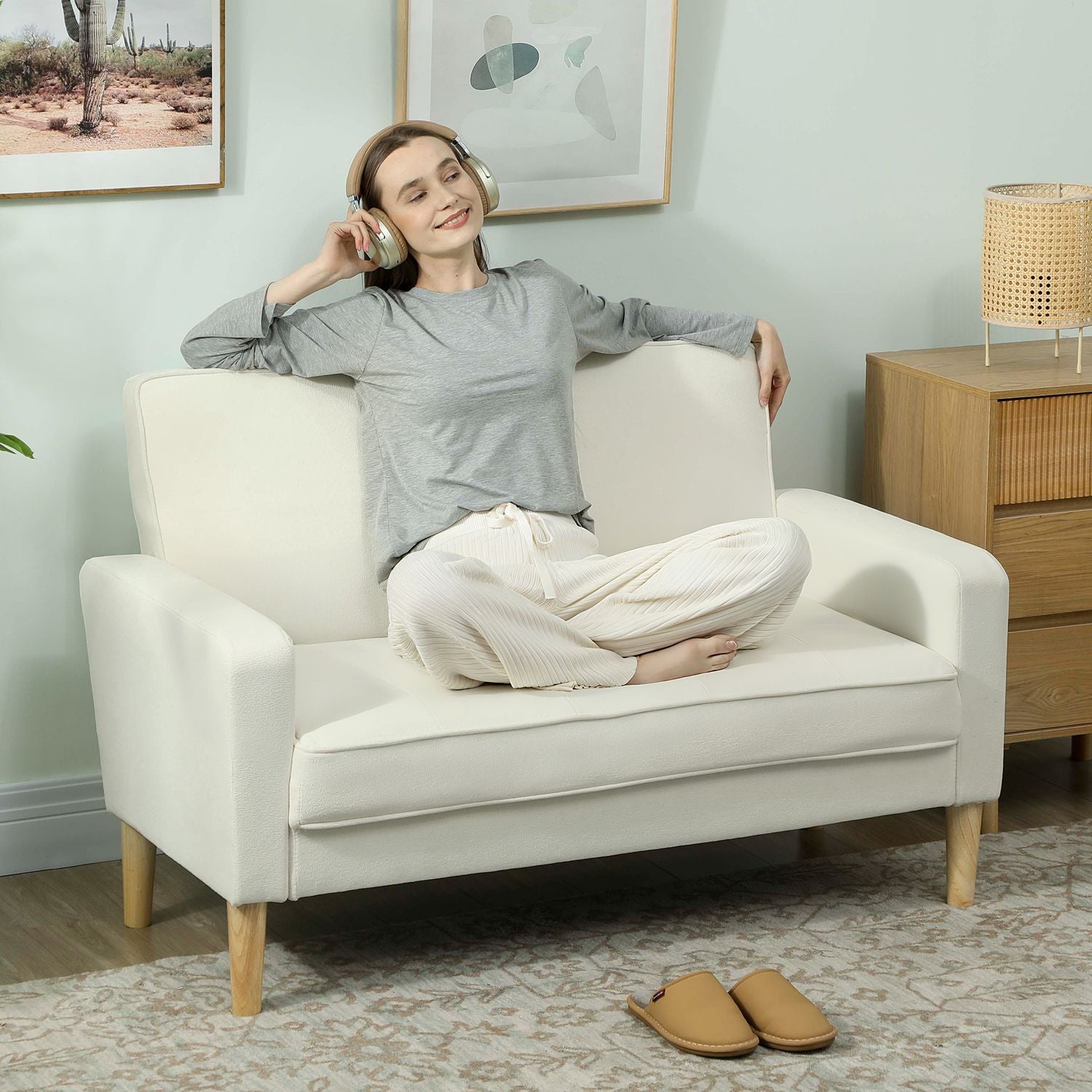 2-sits soffa, gräddvit, ben av gummi, tyg i sammetslook