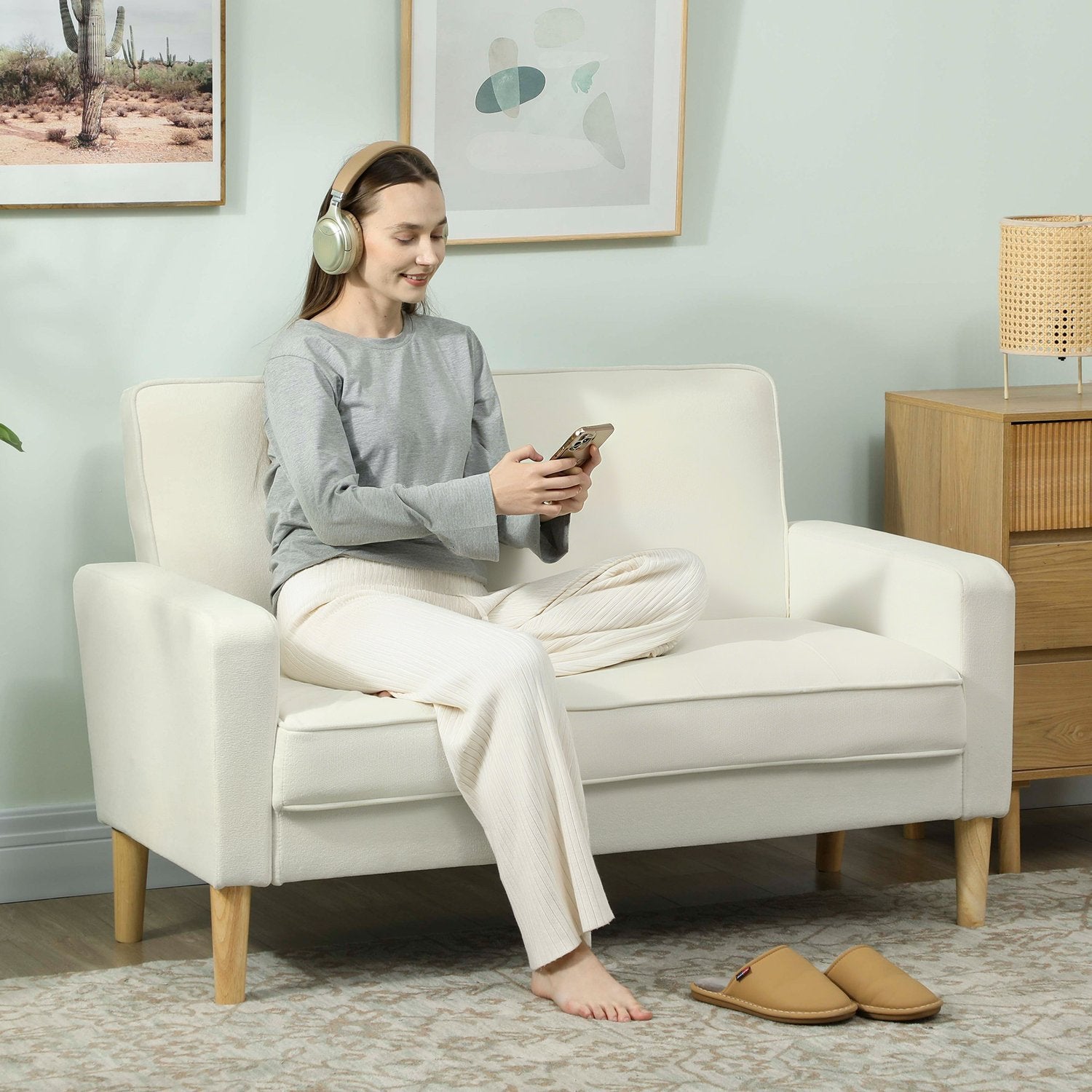 2-sits soffa, gräddvit, ben av gummi, tyg i sammetslook