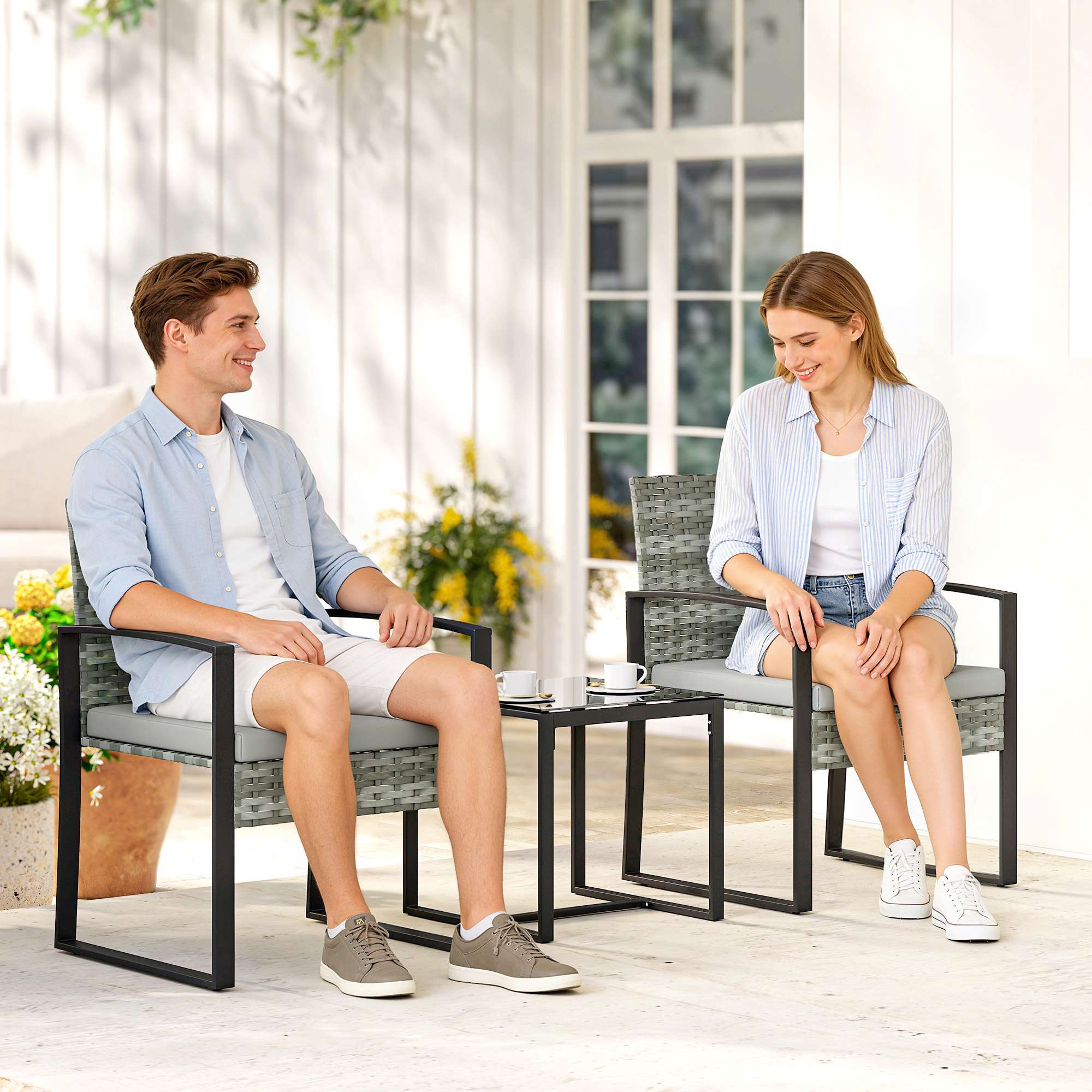 Bistrogrupp med kuddar, PE-rotting, glasbordsskiva