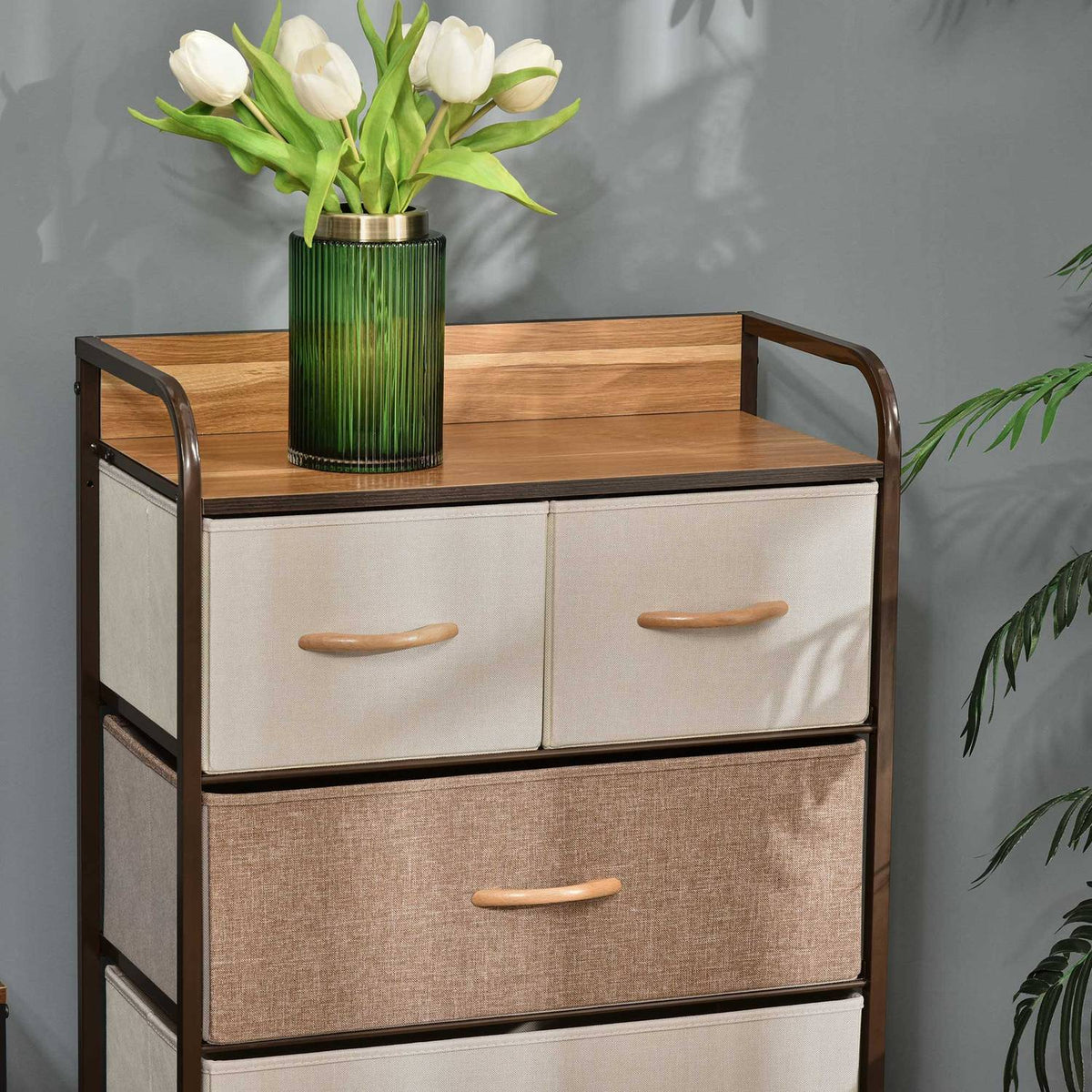 Hnědá úložná skříň s 5 skládacími látkovými boxy