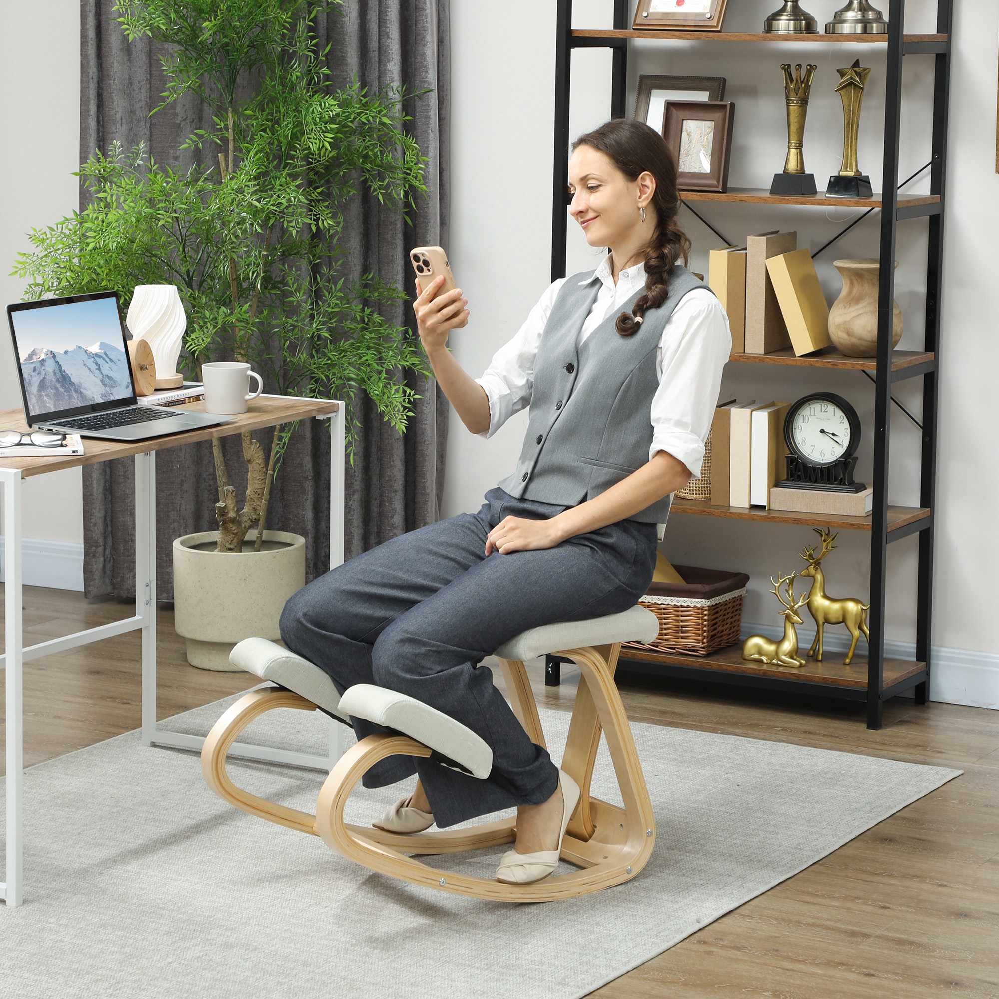 Ergonomisk knäböjd stol, björkträram, krämvit