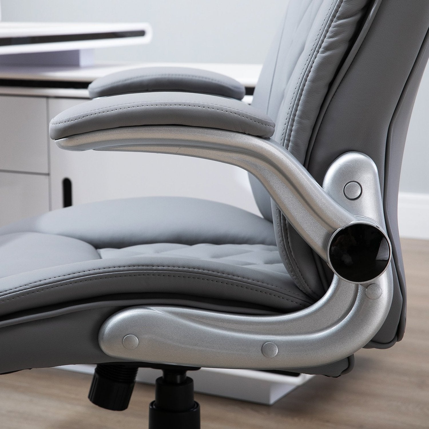Ergonomisk kontorsstol i konstläder – justerbar, vridbar, med nackstöd