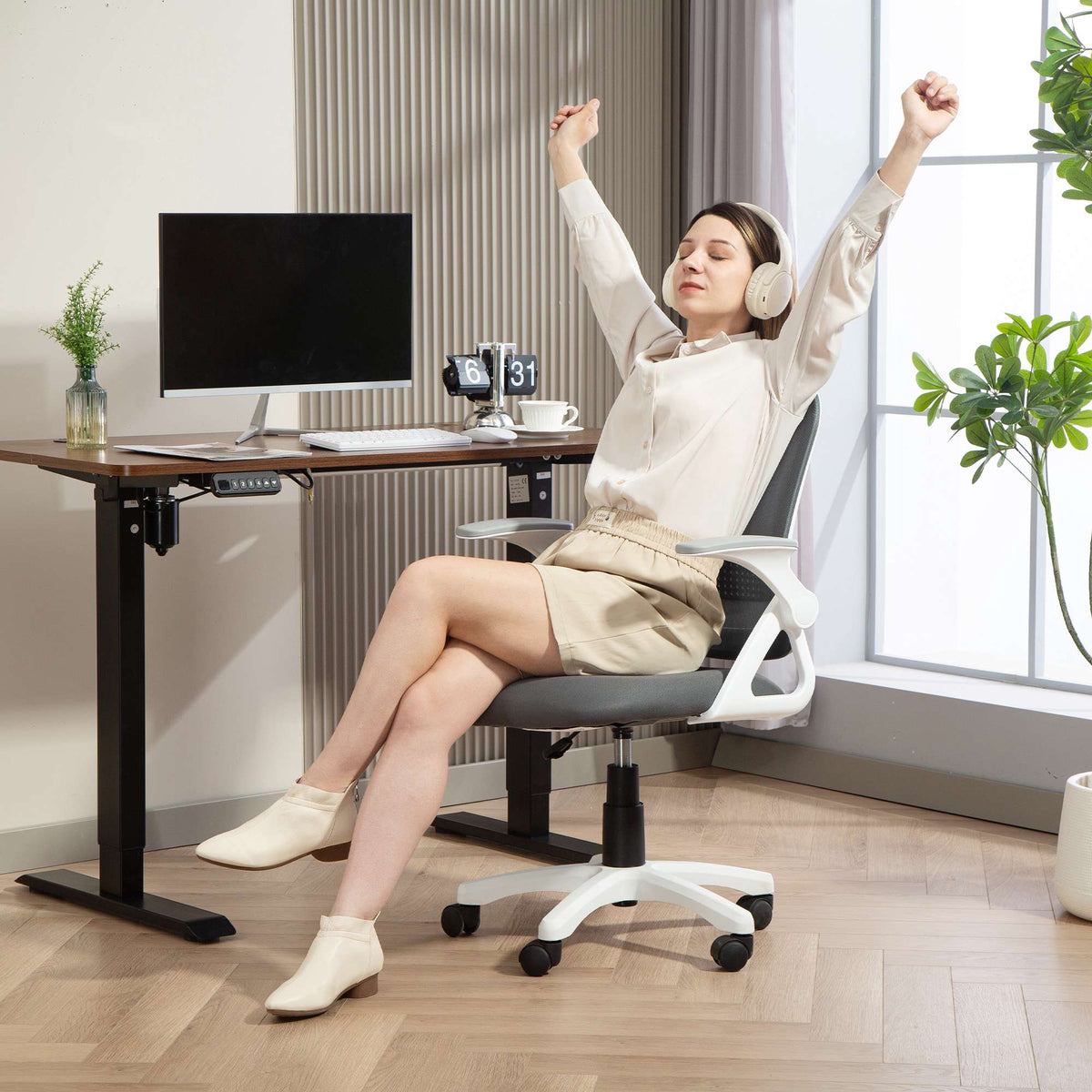 Ergonomická kancelářská židle ze síťoviny se sklopnými područkami, šedá