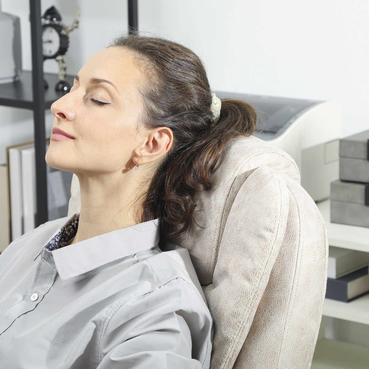 Ergonomická kancelářská židle s masáží, funkcí naklápění a podnožkou