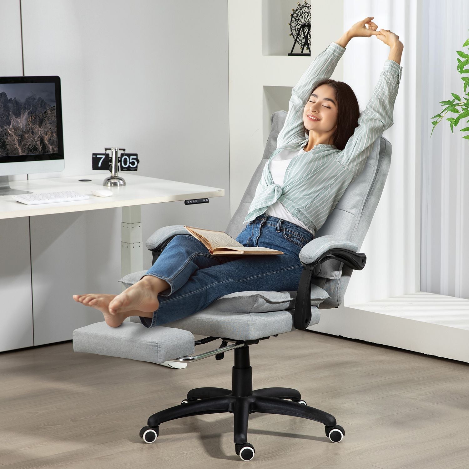 Ergonomické kancelářské křeslo s masáží a funkcí naklápění, světle šedé
