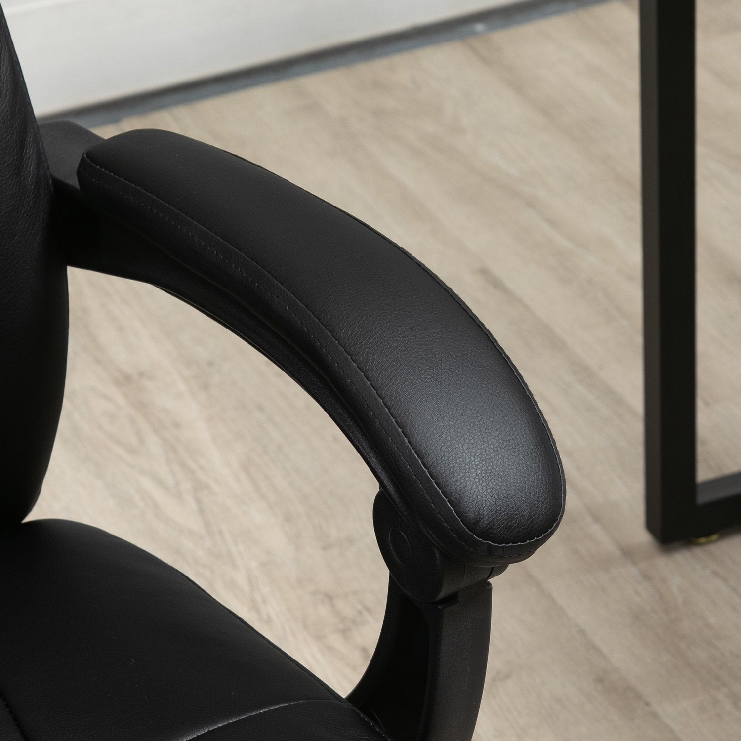 Ergonomisk svart kontorsstol med fotstöd, vadderat ryggstöd