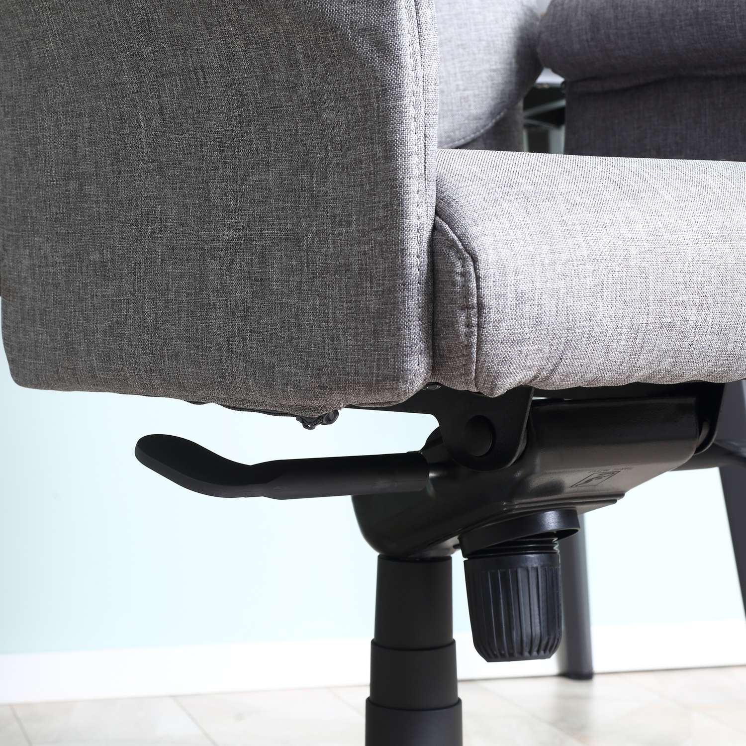 Ergonomisk vridbar kontorsstol, justerbara armstöd, ljusgrå