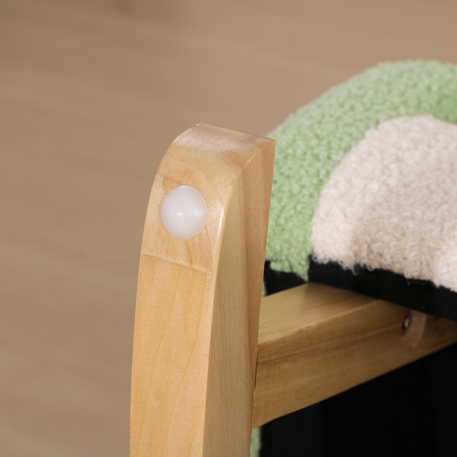Grön lammskinnsgungsoffa för barn – Eucalyptus Wood, ålder 3+