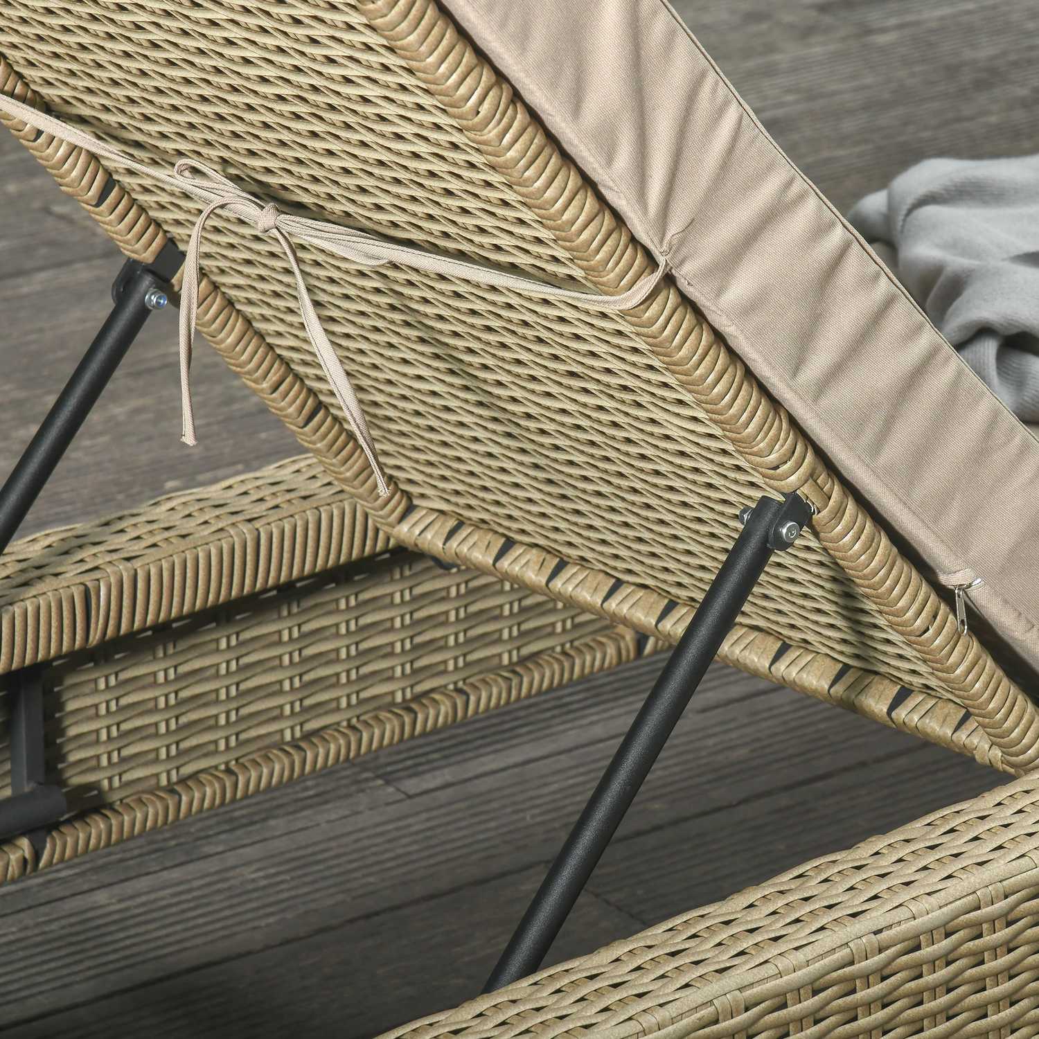 Justerbar solstol i polyrattan med kuddar – Khaki