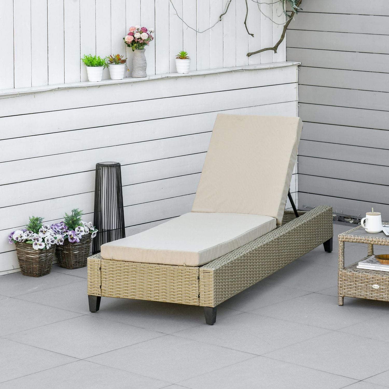 Justerbar solstol i polyrattan med kuddar – Khaki