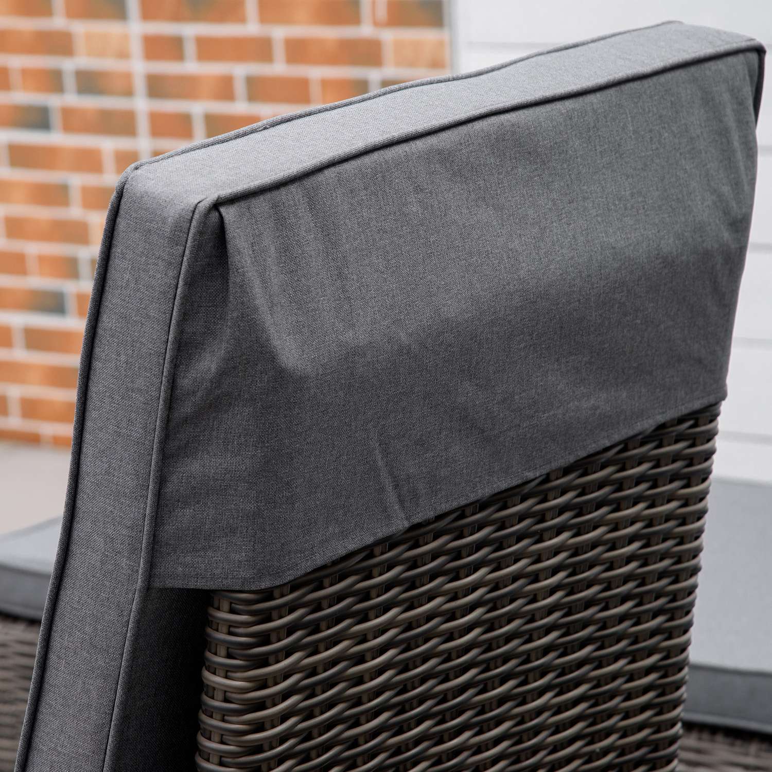 Justerbar solstol i polyrotting med bord och kudde