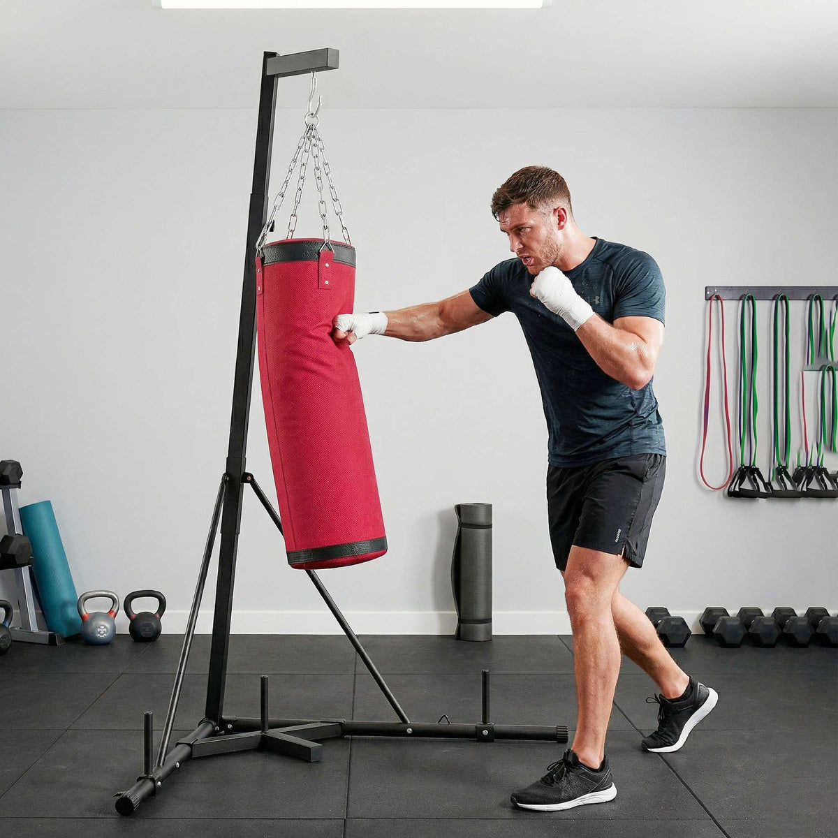 Nastavitelný volně stojící stojan na boxovací pytel s pytlem