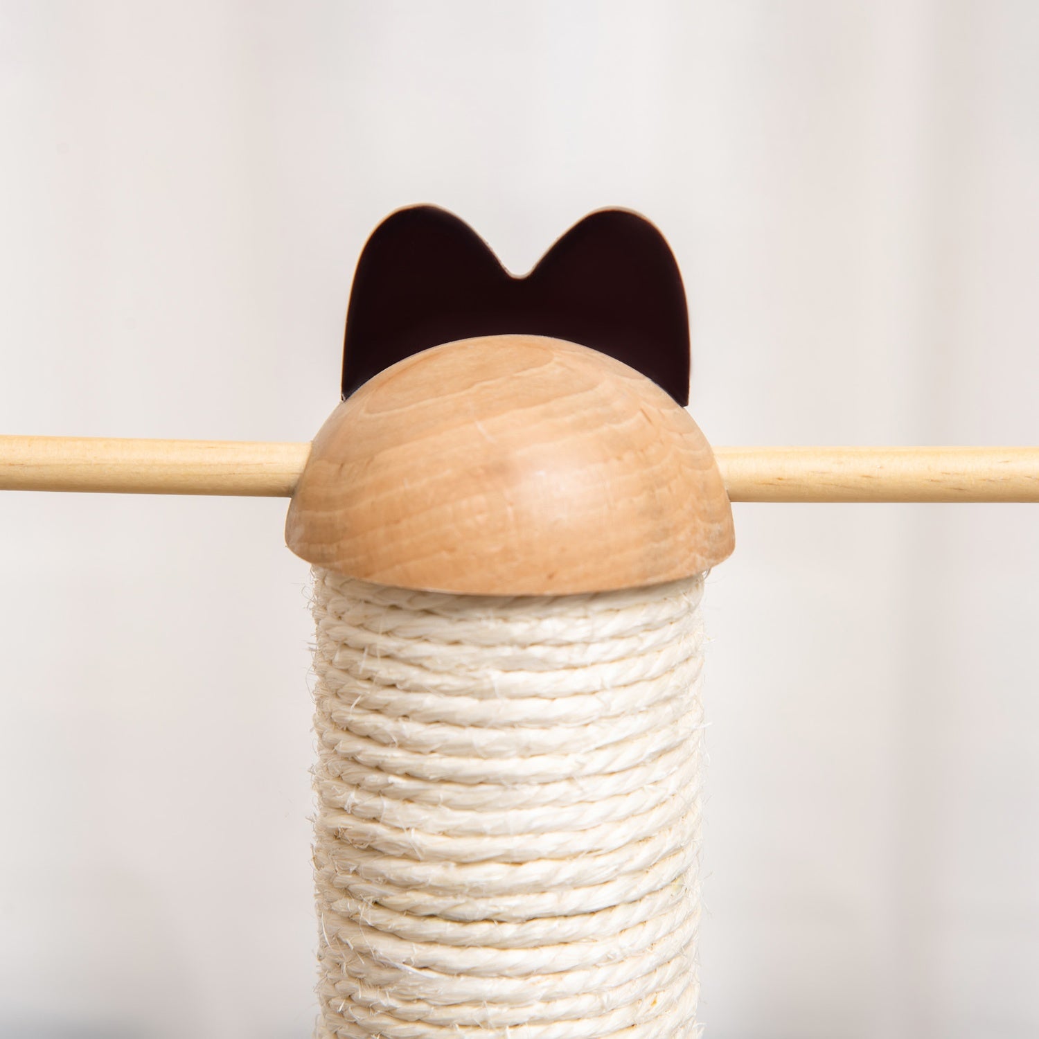 Kattskrapstolpe med leksakskula & fjäder, MDF & Sisal, 51 cm