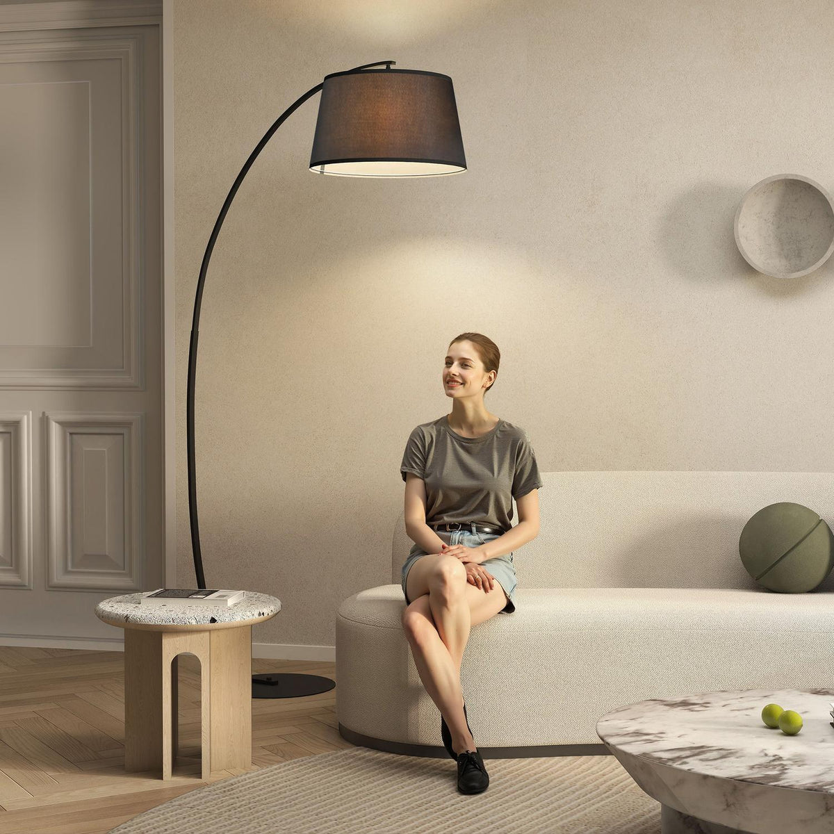 Moderní kovová stojací lampa s černým lněným stínidlem